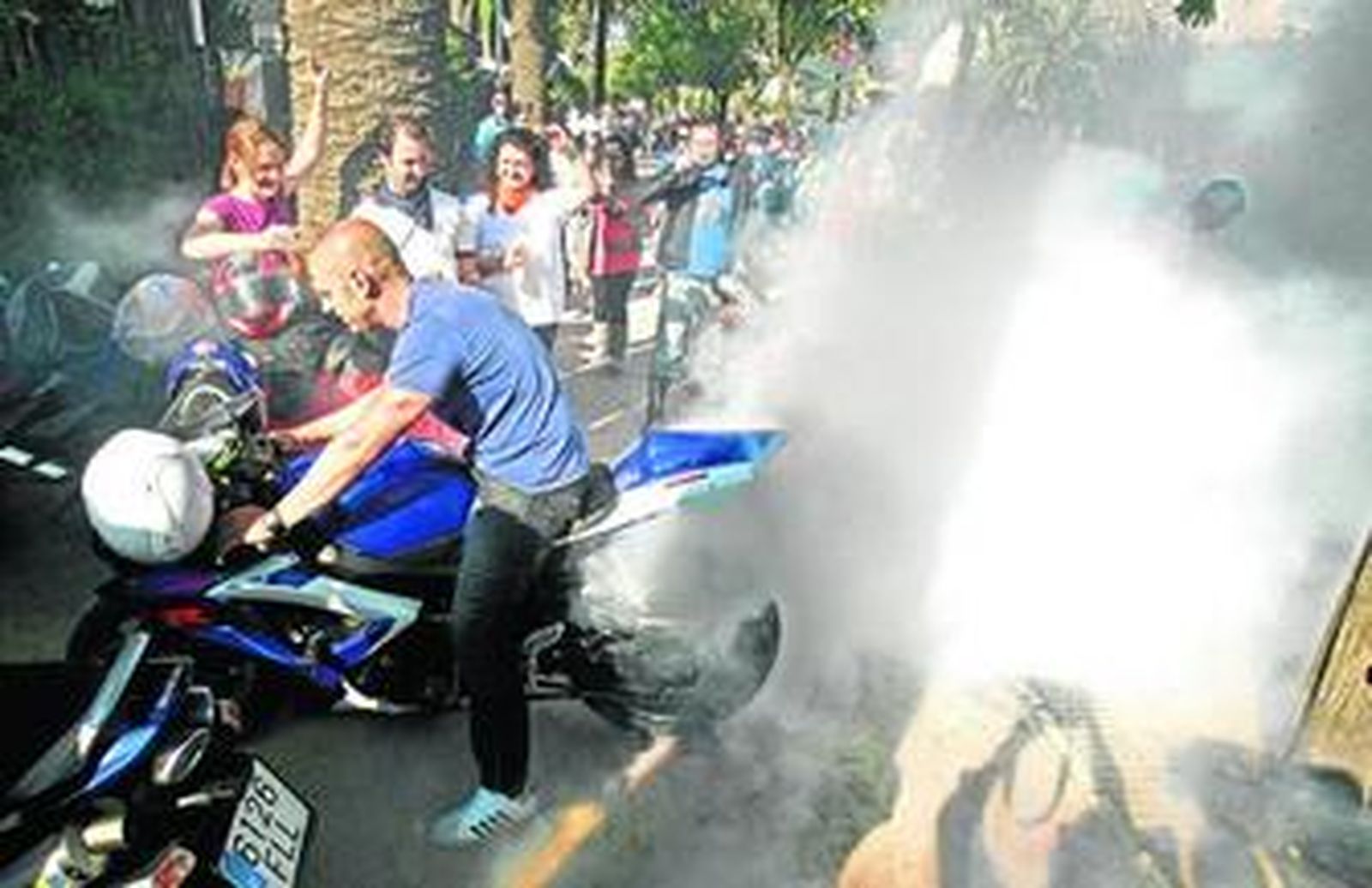 Un motero quema rueda ayer en la avenida Alcalde Álvaro Domecq. Algunos han sido ya denunciados por esta práctica por alterar el orden público.