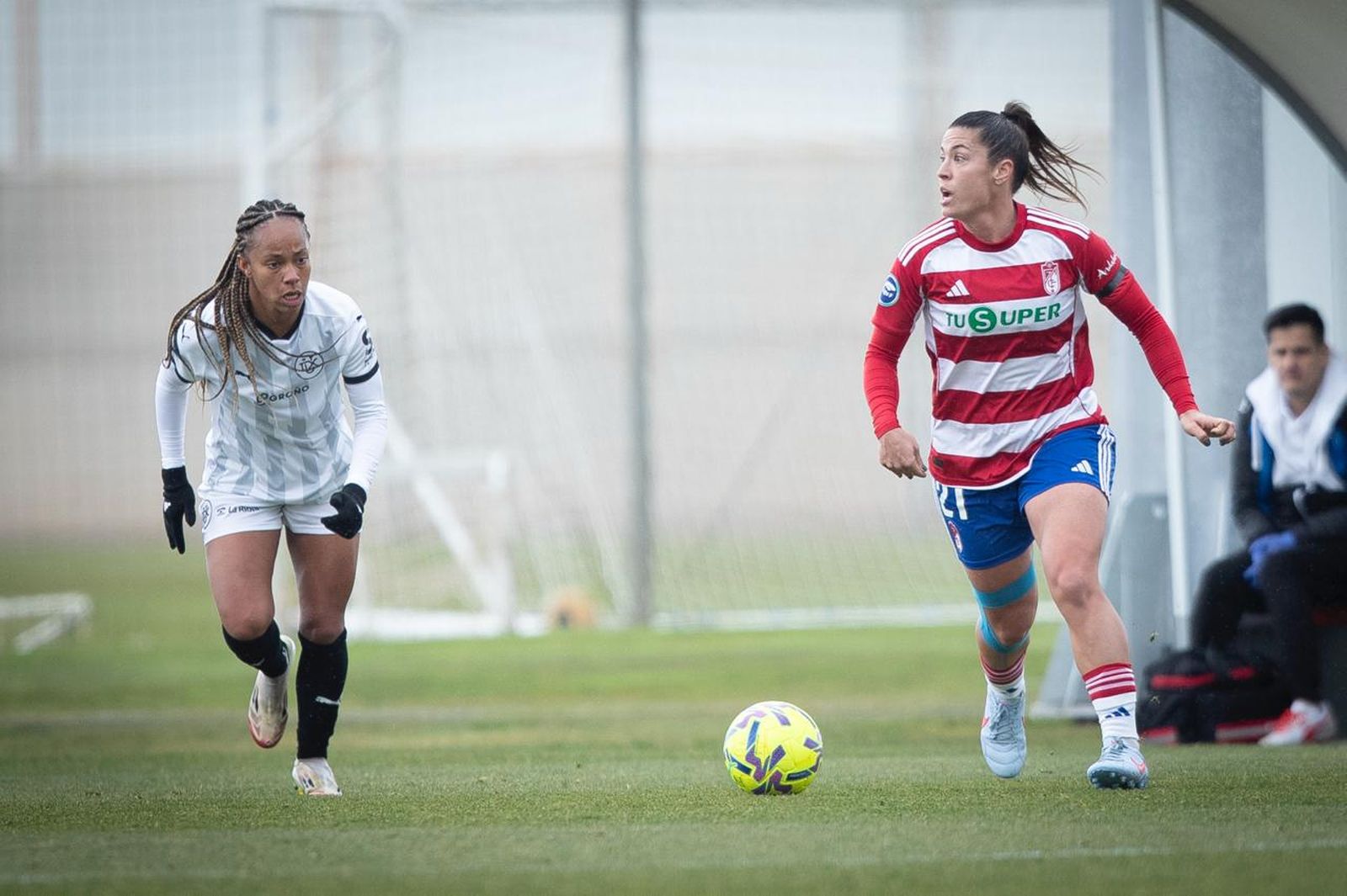 Postigo levantando la cabeza ante la presión de una jugadora del DUX.