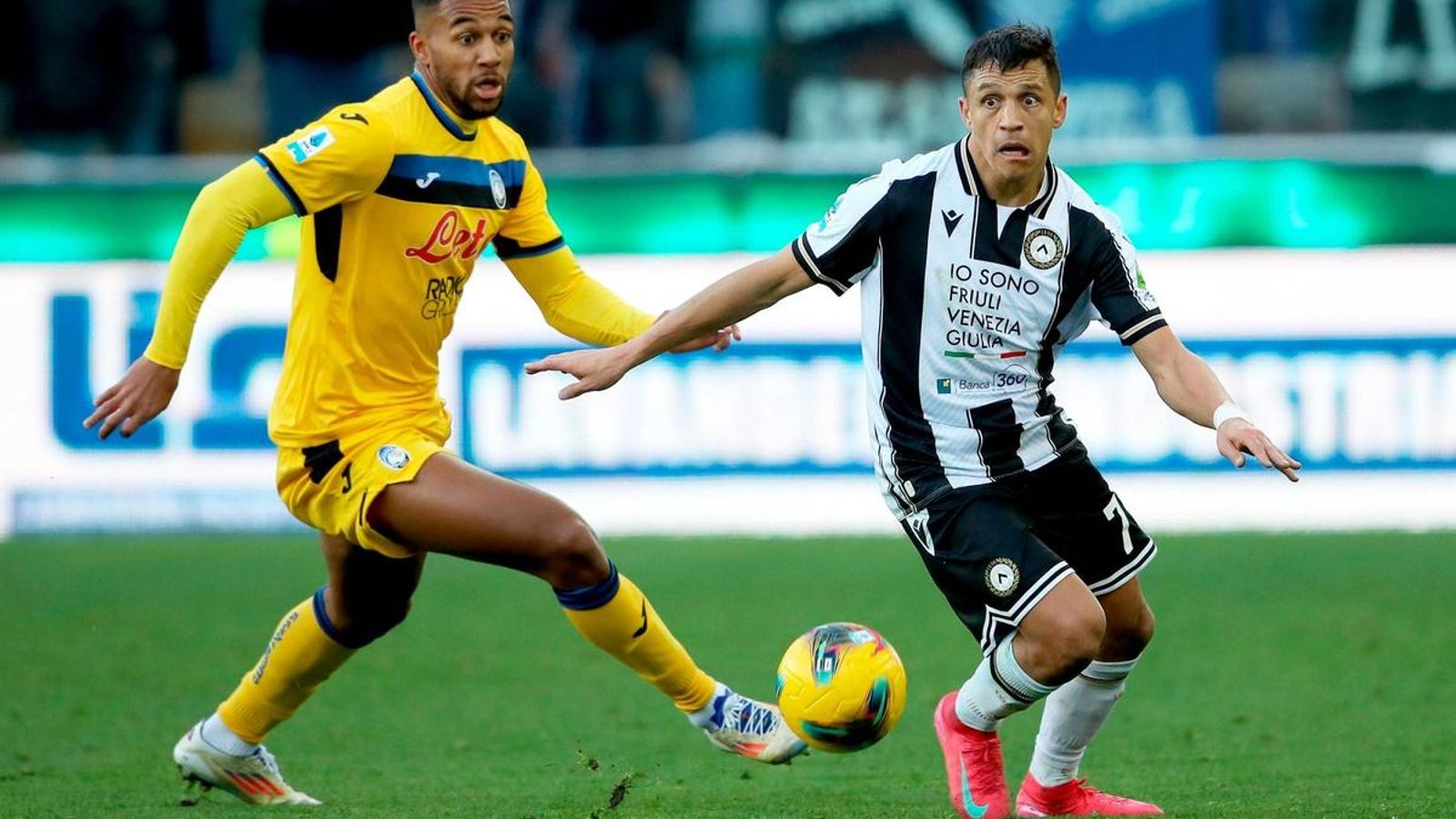 Alexis Sánchez conduce el balón en el Udinese-Atalanta del pasado mes de enero.