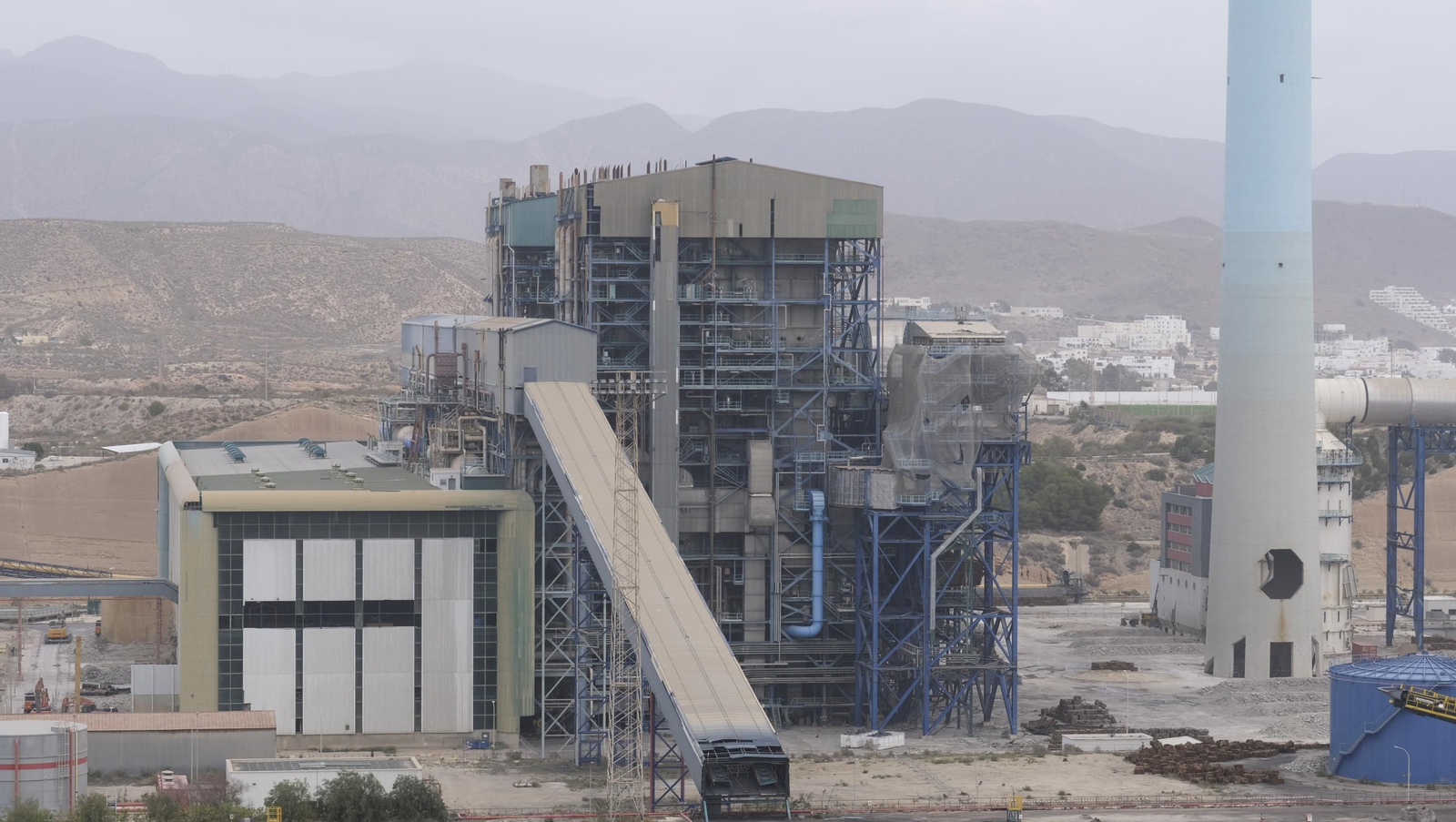 El derribo de la Torre Litoral de Endesa en Carboneras, en imágenes