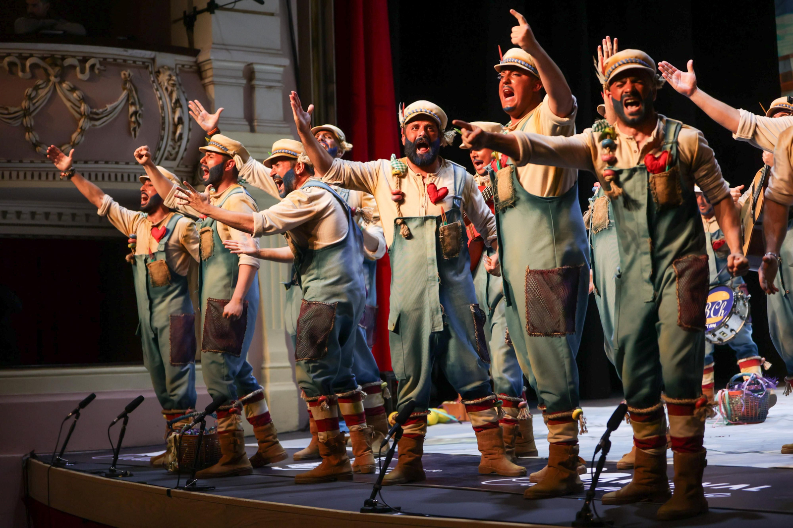 Imágenes de la actuación de la comparsa de Ayamonte "Los que manejan las redes" en las semifinales del Carnaval Colombino