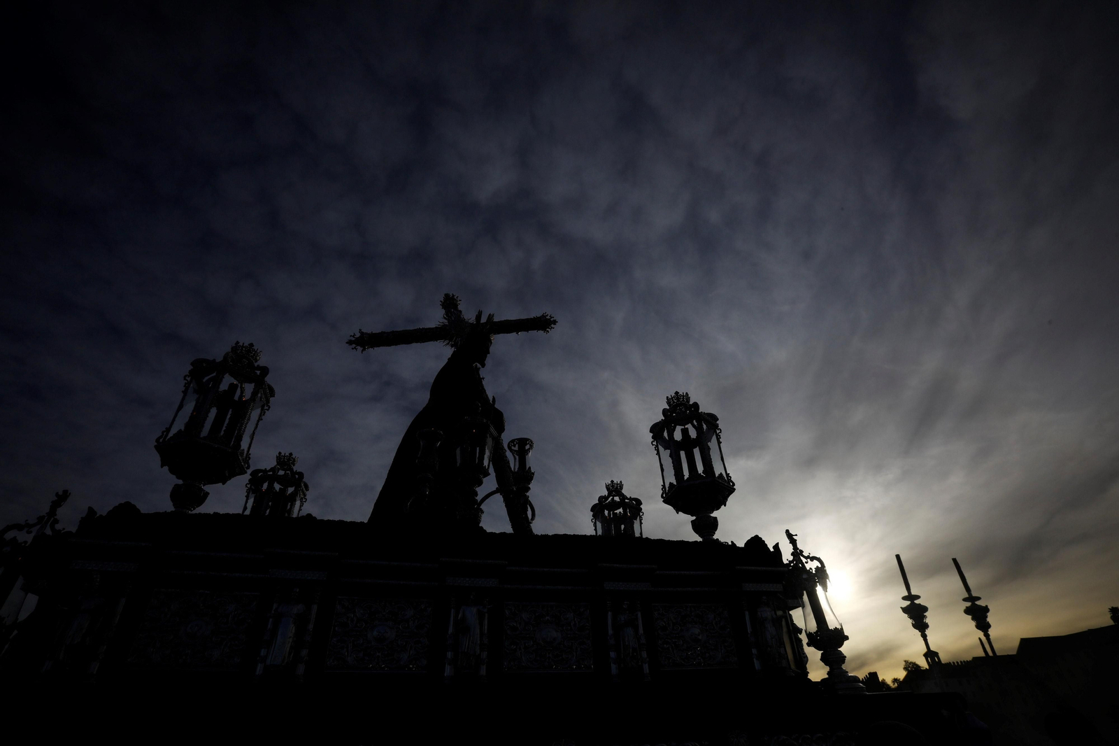 Lunes Santo en Córdoba: la procesión de Vera-Cruz, en imágenes