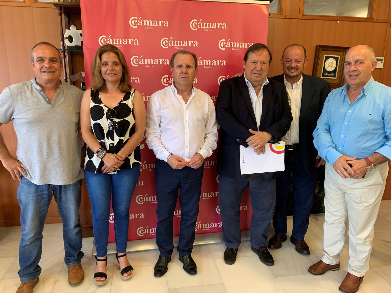 En el centro, los presidentes firmantes y los asistentes al acto de la firma En el centro, los presidentes firmantes y los asistentes al acto de la firma