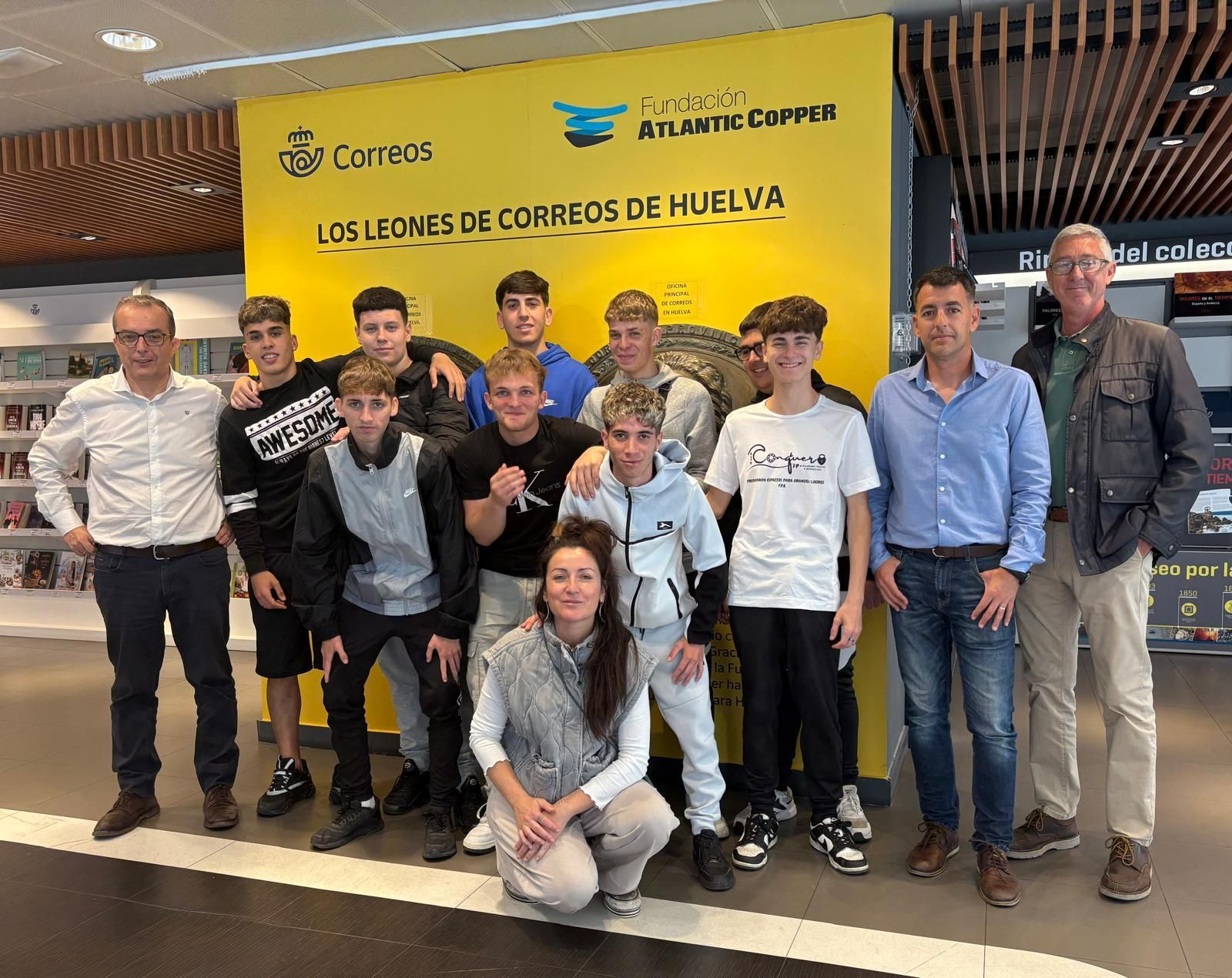 Visita escolar del IES Alto Conquero a la oficina principal de Correos en Huelva.