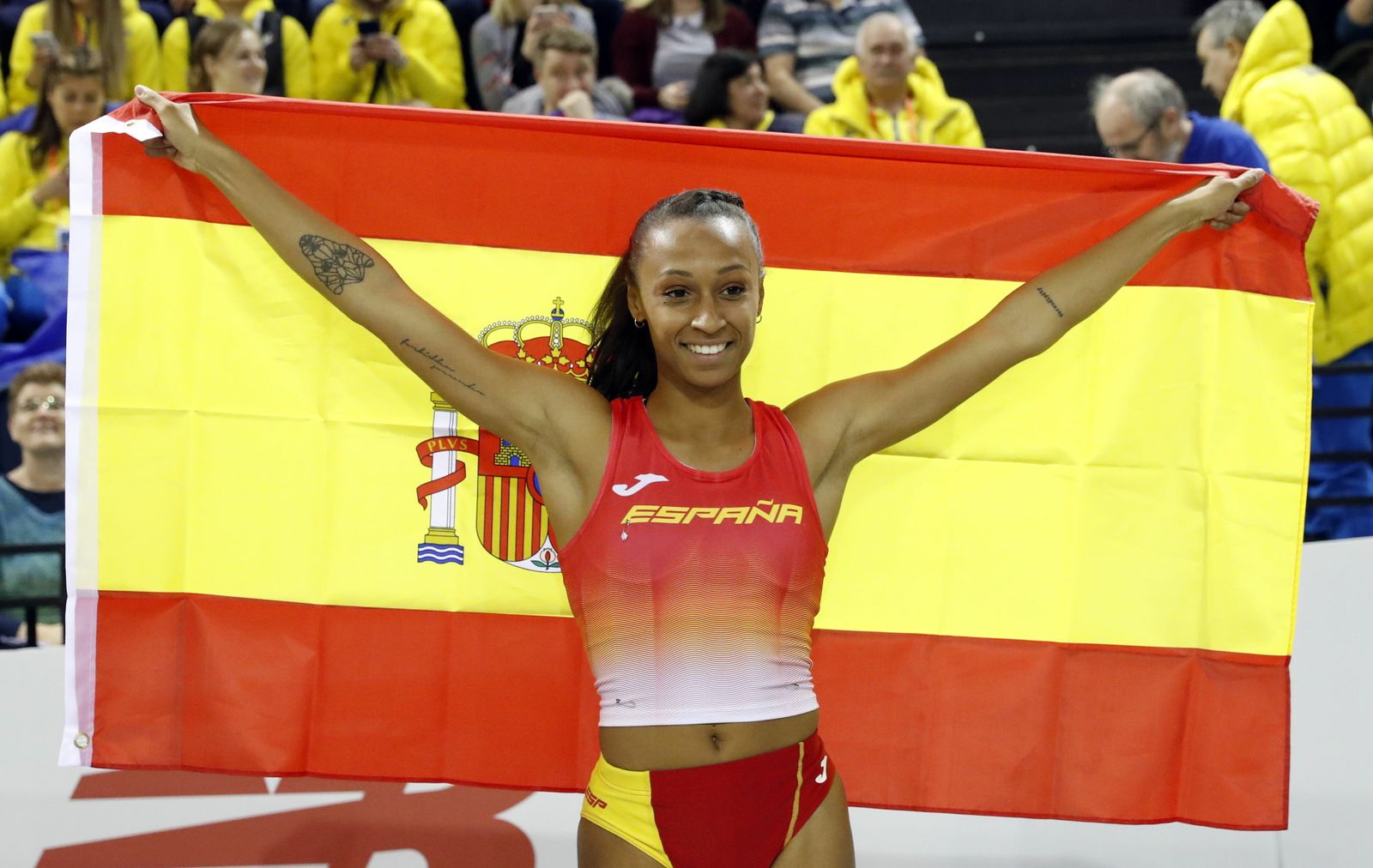 Ana Peleteiro celebra el  oro logrado en Glasgow.
