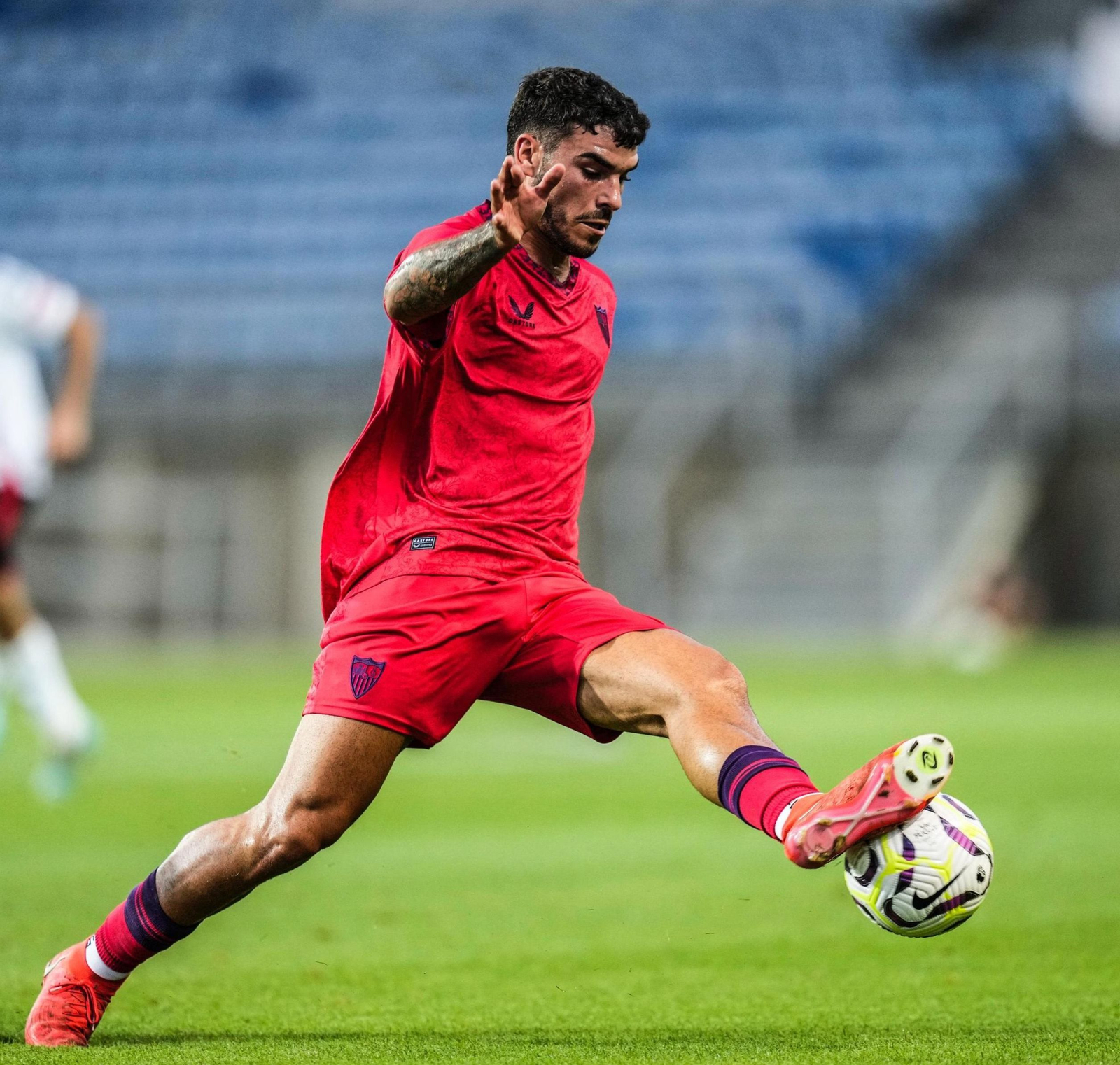 Isaac, autor de los dos goles del Sevilla, controla con su zurda.