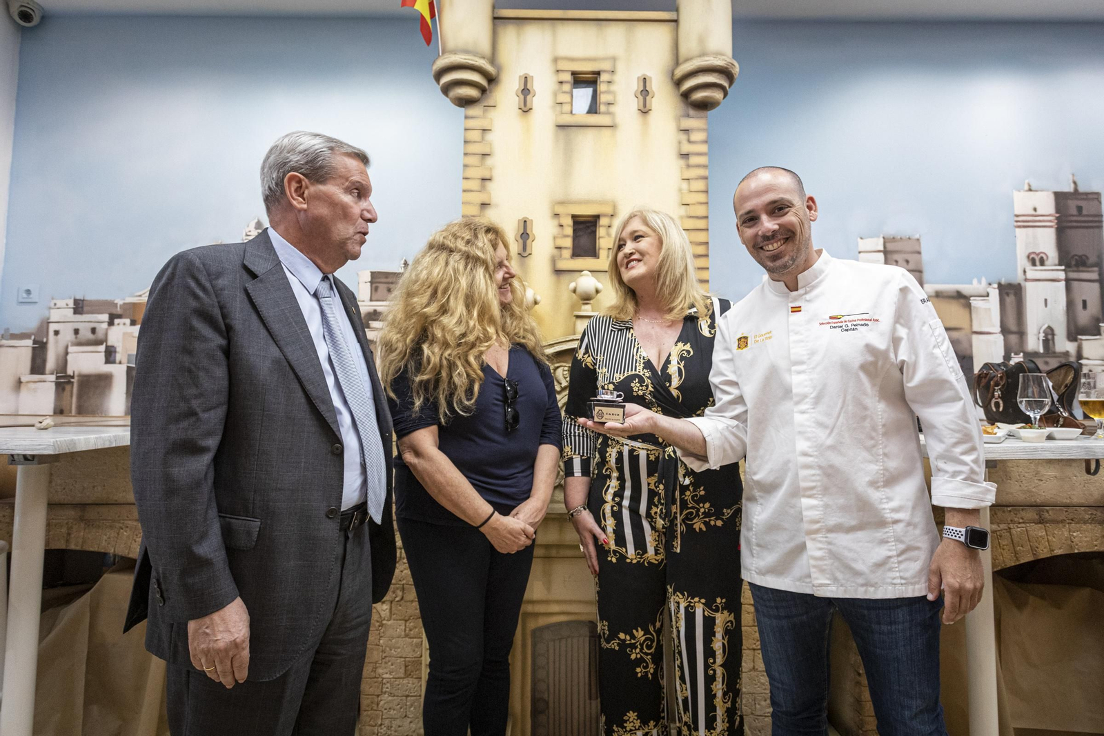 Ana Prieto, Antonio de María y María Paz Núñez entregan un obsequio a Daniel García Peinado