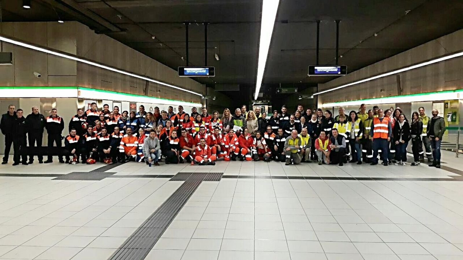Participantes en el simulacro de accidente en el Metro de Málaga.