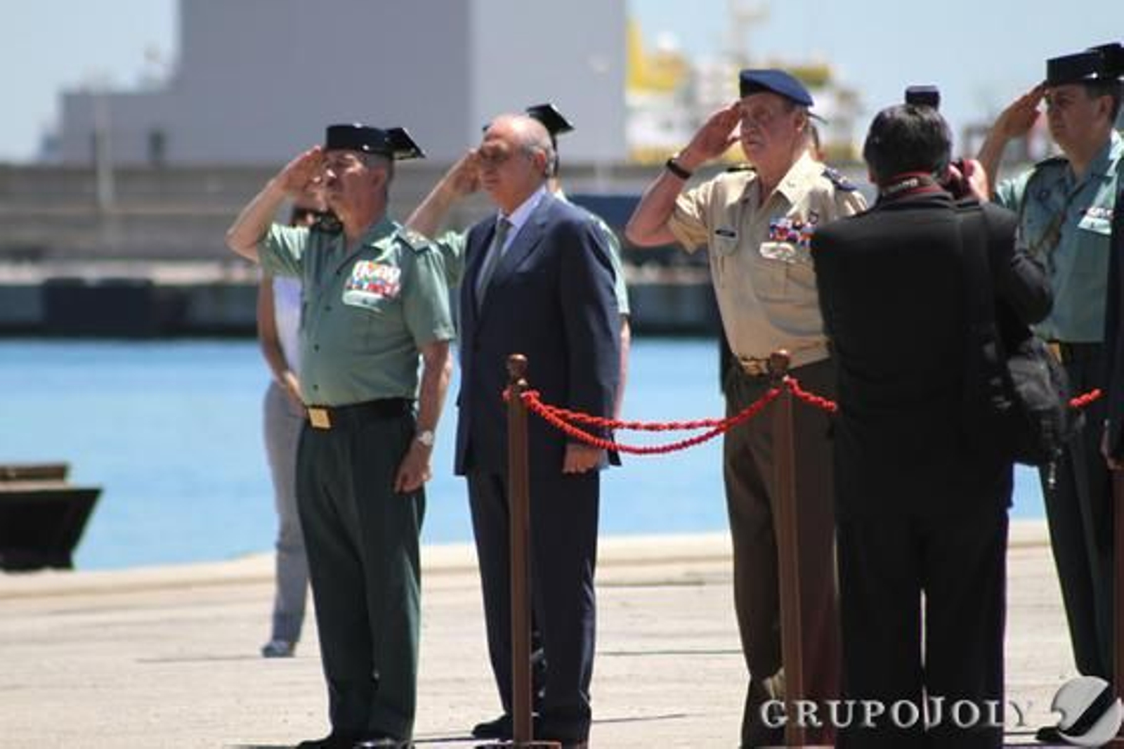 Don Juan Carlos muestra su apoyo a los pescadores y a la Guardia Civil por el trabajo que realizan./Fran Montes