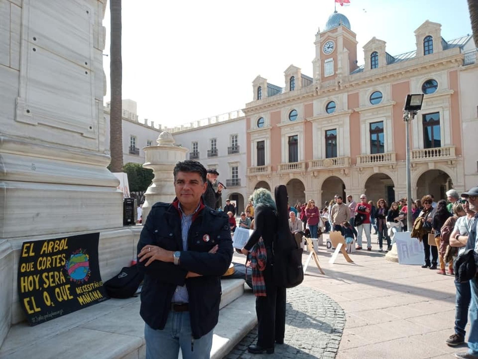 Miguel Cazorla junto al monumento en uno de los actos protesta contra el traslado