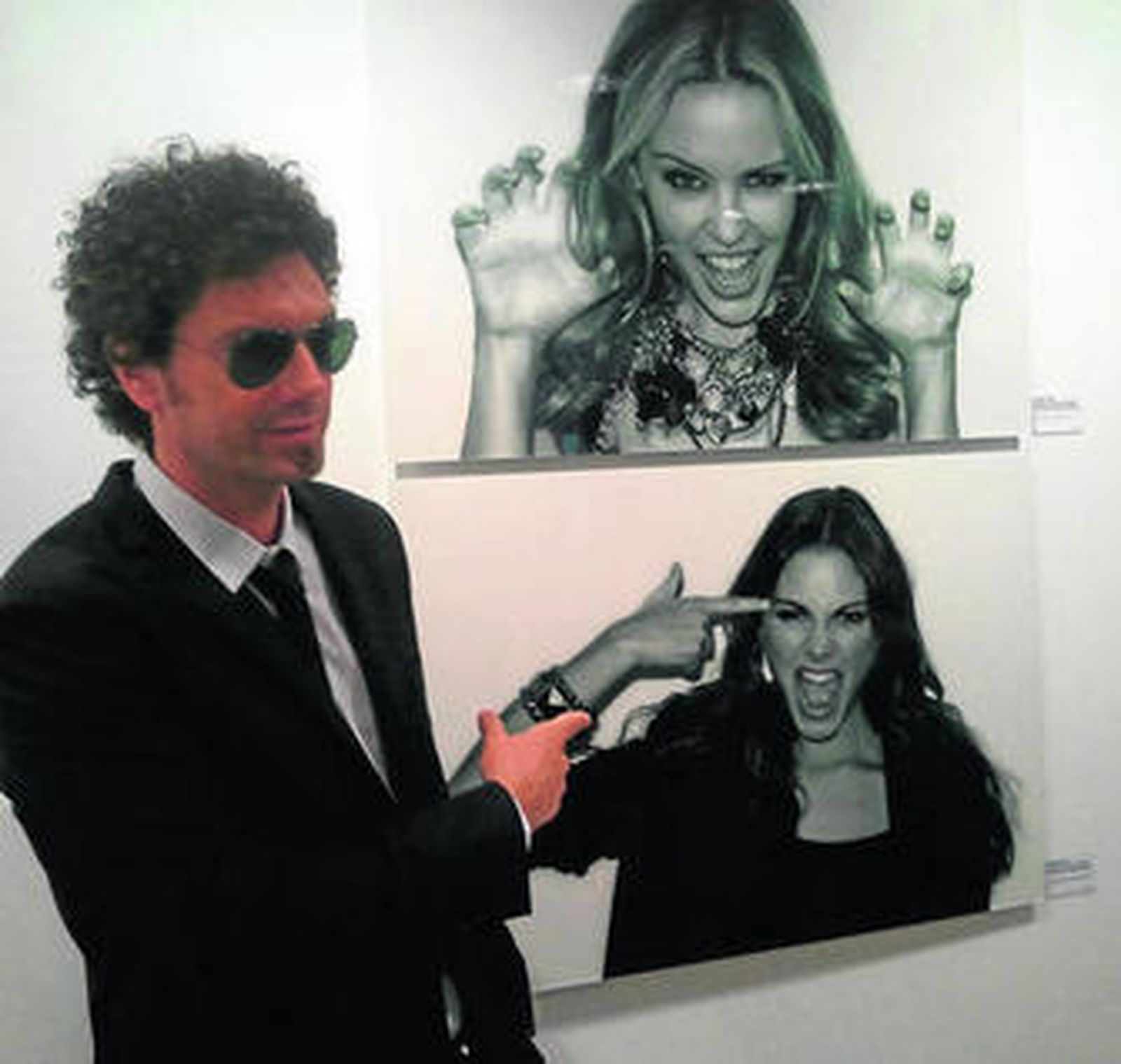 El 'Hombre de Negro', junto a dos de las fotografías que componen la muestra.