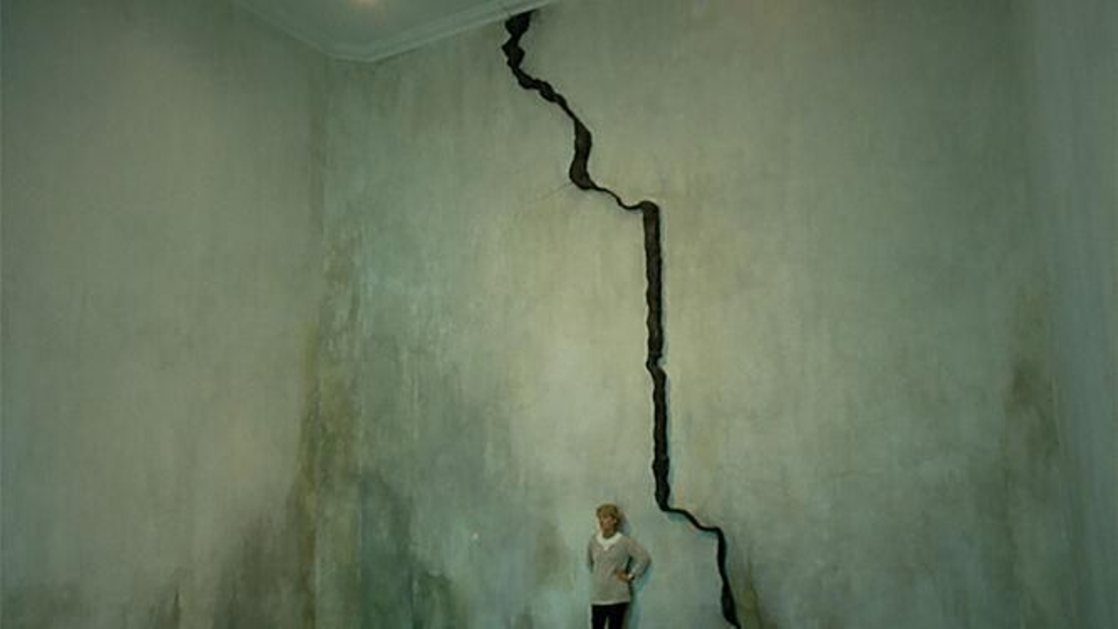 Una pequeña grieta puede desencadenar en la caída de un muro