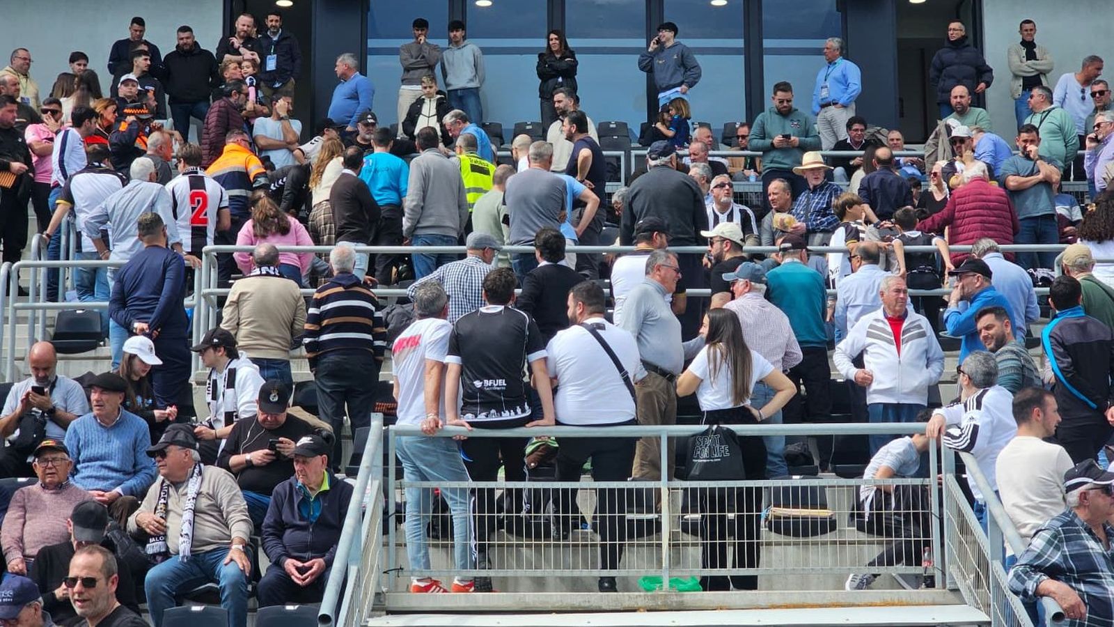 El revuelo en la grada al sufrir un aficionado un desmayo