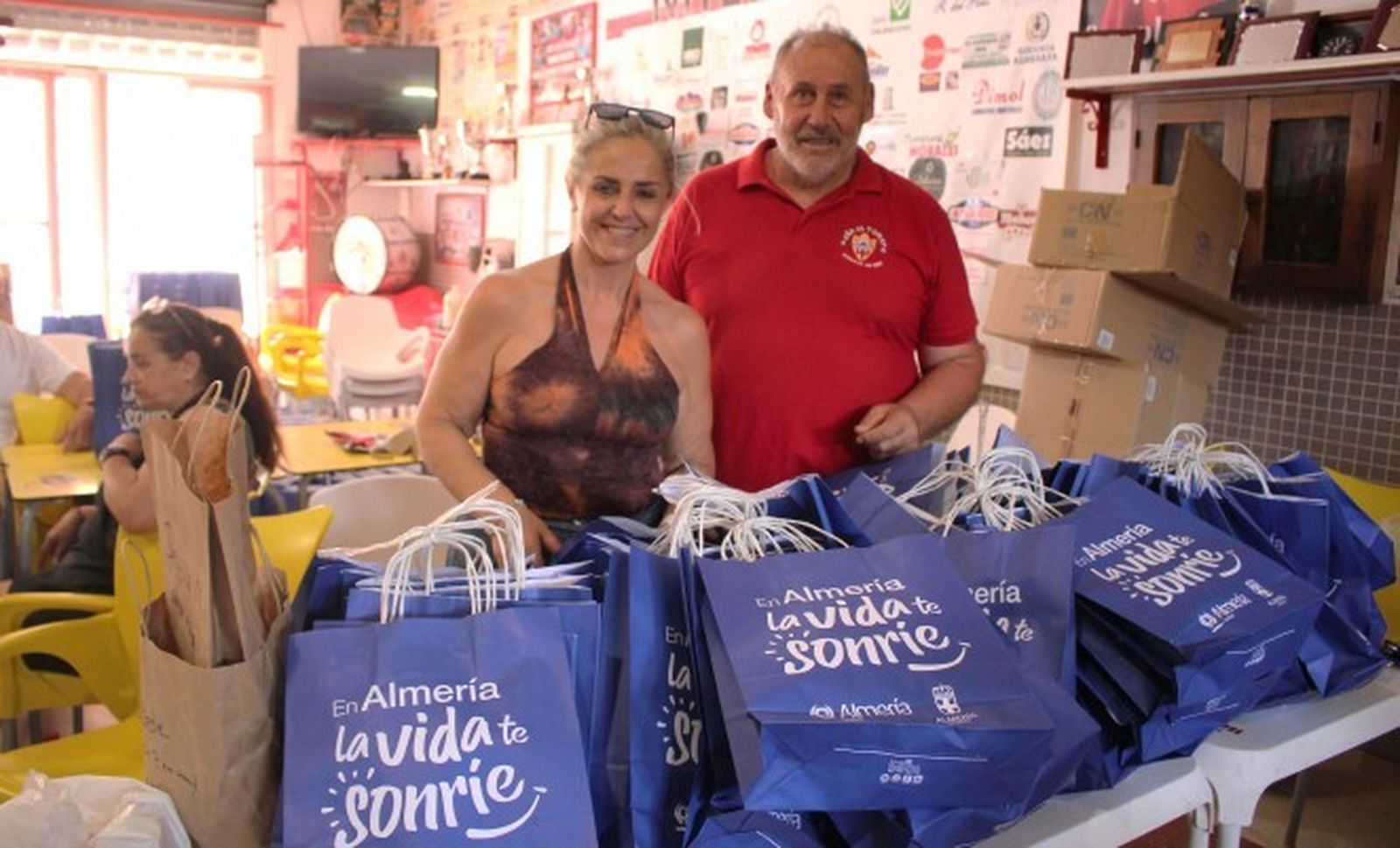 Mónica Ruiz (Milhojas) y Baldomero Titos (El Tomate) preparando regalos para los peñistas