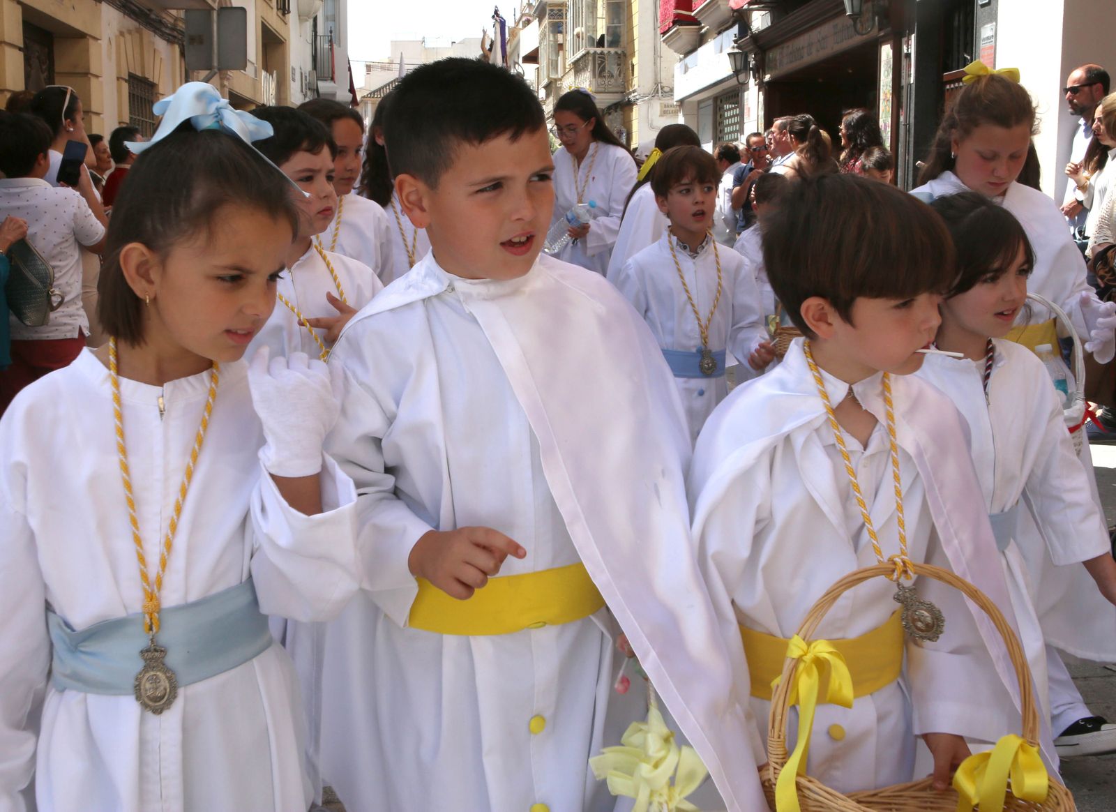La procesión del Resucitado de Montilla y la Virgen de la Paz, en imágenes