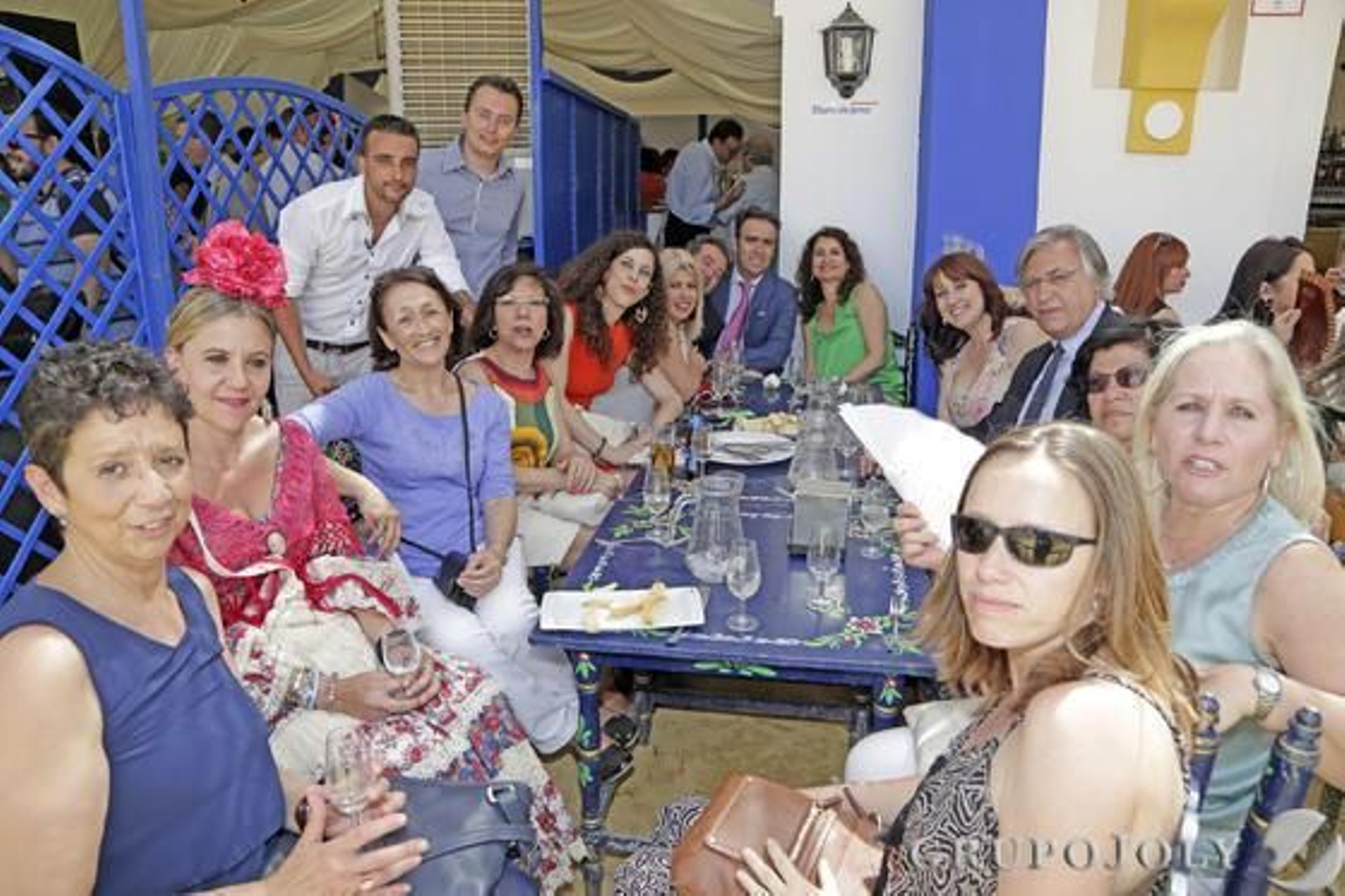 La consejera de Hacienda y Administración Pública de la Junta, María Jesús Montero, con Mamen Sánchez, Miriam Alconchel y diferentes cargos y candidatos del PSOE jerezano y del resto de la provincia, Tomás Valiente, director general del Grupo Joly, y Rafael Navas, director del Diario.

Foto: Manuel Aranda