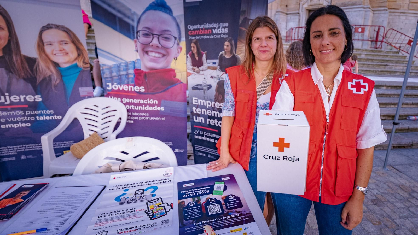 Voluntarios de la Cruz Roja.