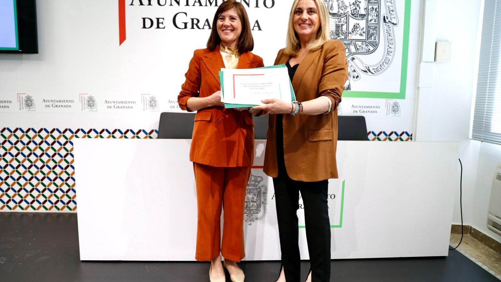 La alcaldesa de Granada y la concejala de Limpieza, en la rueda de prensa para anunciar los pliegos. La alcaldesa de Granada y la concejala de Limpieza, en la rueda de prensa para anunciar los pliegos.