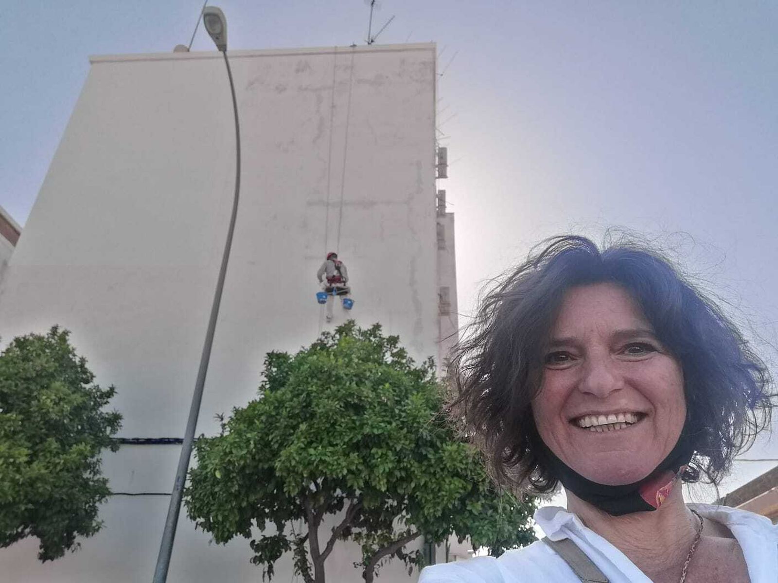 La pintora romana Alexandra del Bene, con los trabajos previos a la pintura en el primer bloque, al fondo.