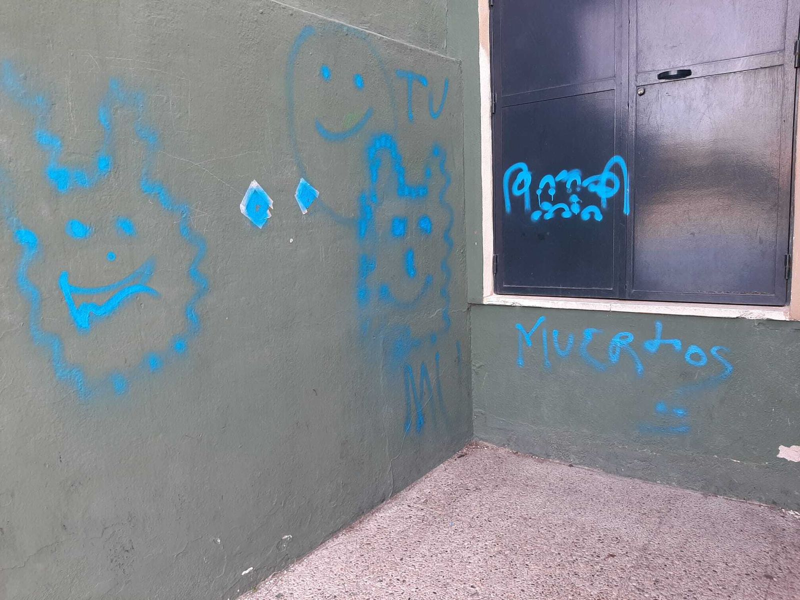 Pintadas en el CEIP Emilio Carmona de Maracena.