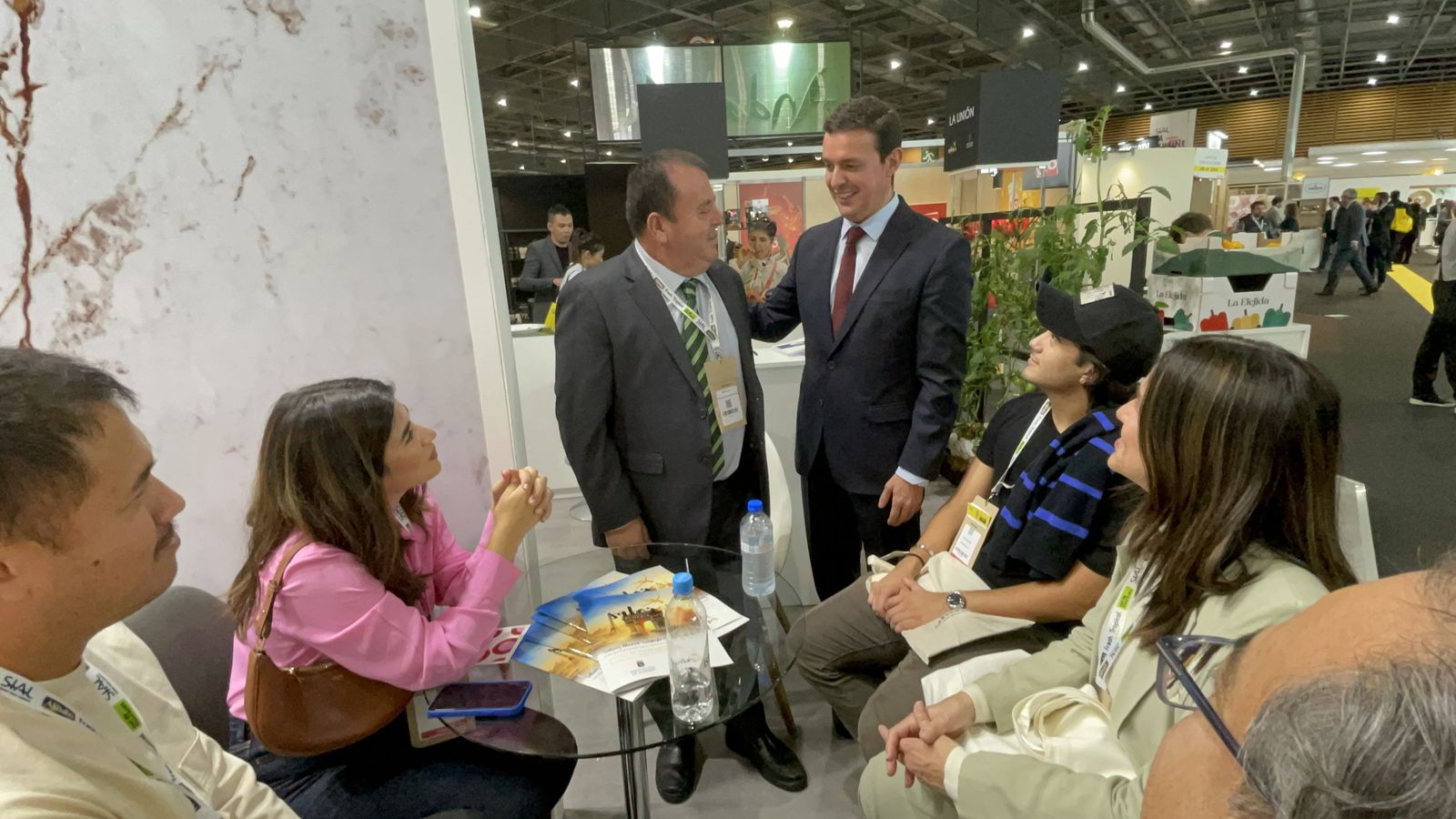 El presidente de la Diputación de Almería, Javier A. García, arropando a las firmas de Sabores Almería en SIAL