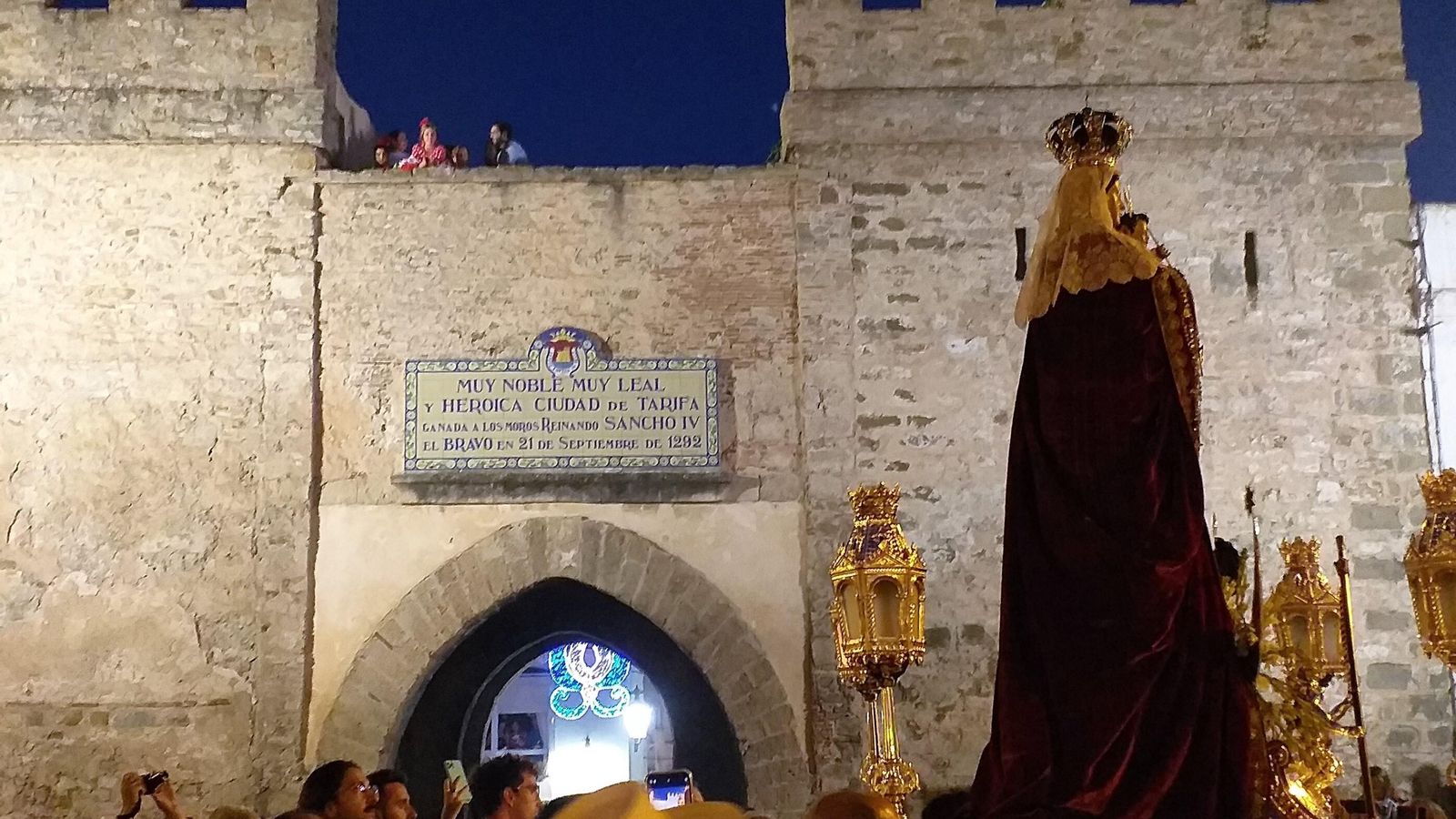 La Virgen de la Luz llegando a la Puerta de Jerez en su traslado para los festejos de 2022.