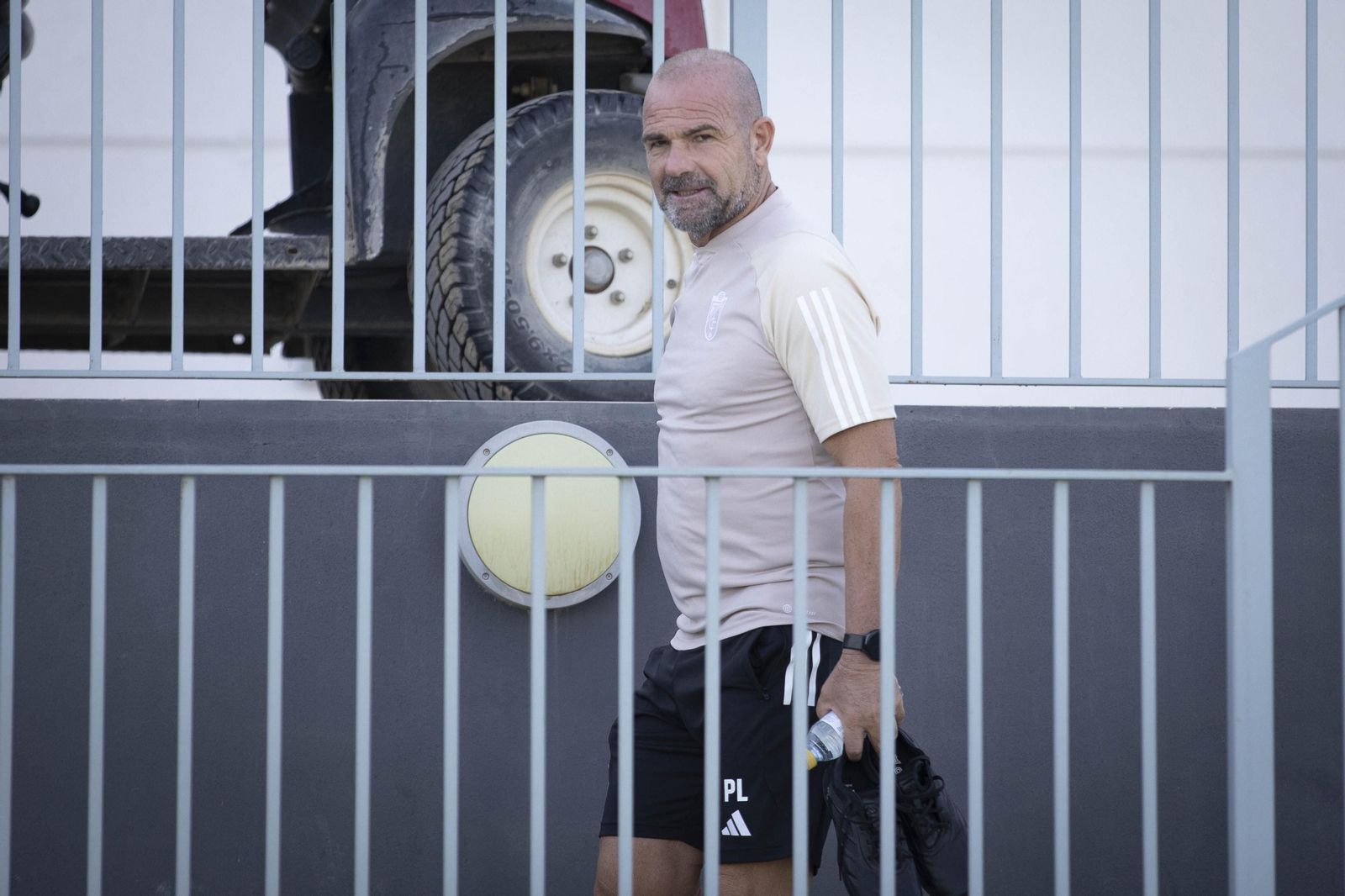 Paco López antes de iniciar un entrenamiento del Granada CF. Paco López antes de iniciar un entrenamiento del Granada CF.
