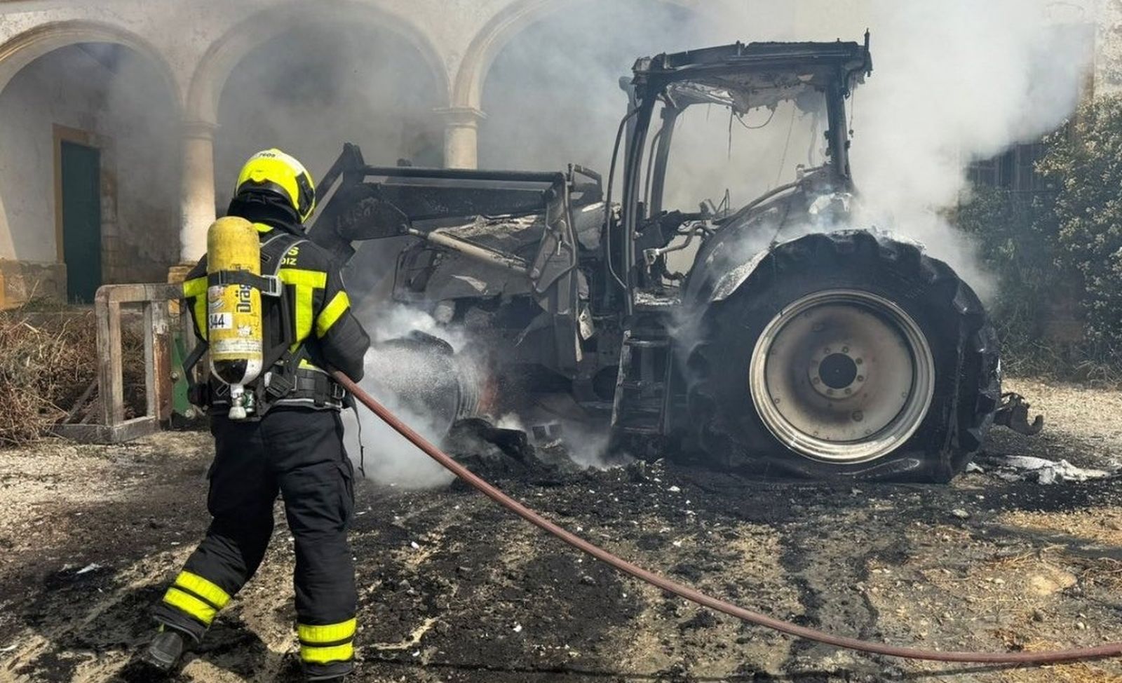 Un bombero del parque de Jerez durante la extición del incendio en la Finca El Majuel y que devoró a un tractor
