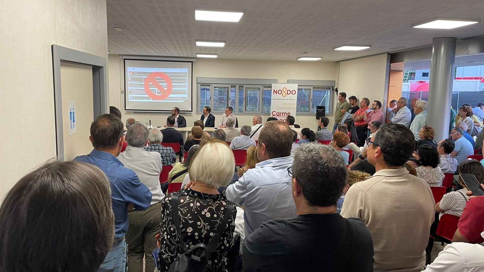 Otro momento de la reunión sobre el Metro con vecinos de Sevilla Este.
