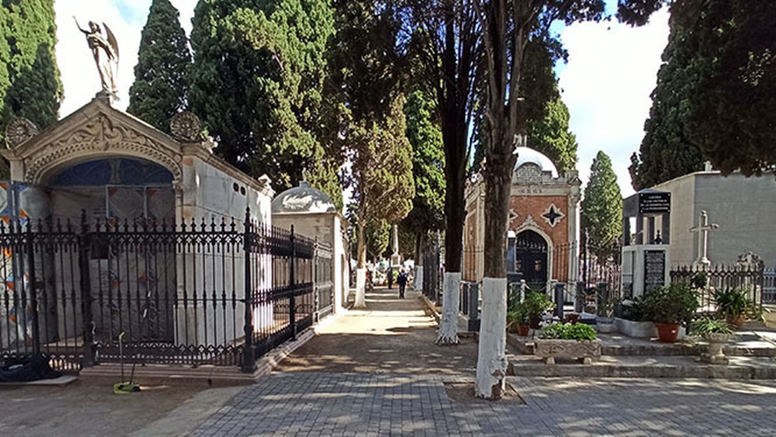 Interior del cementerio Virgen de Araceli de Lucena.
