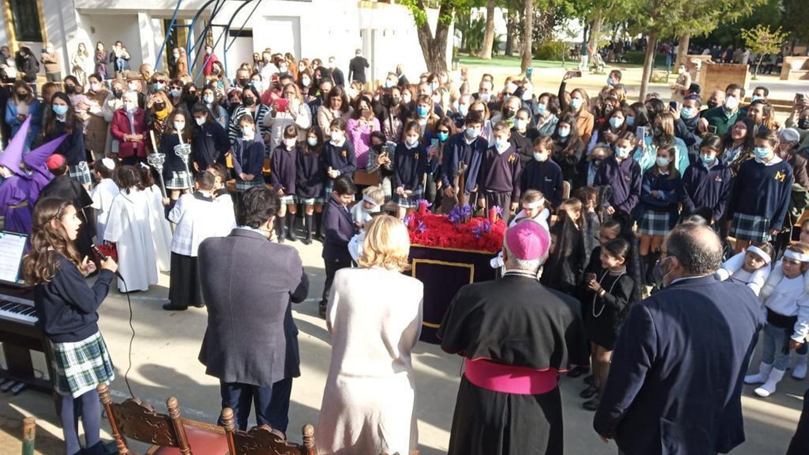 Una imagen de la procesión en el Colegio Montaigne.