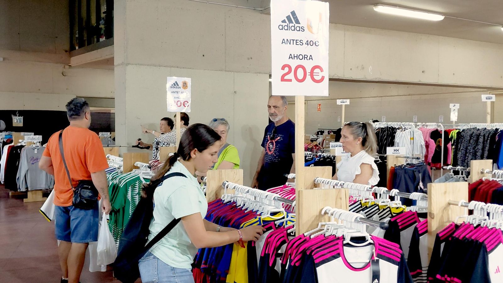 Los visitantes están atentos para cazar todos los chollos en la Feria Outlet Sevilla