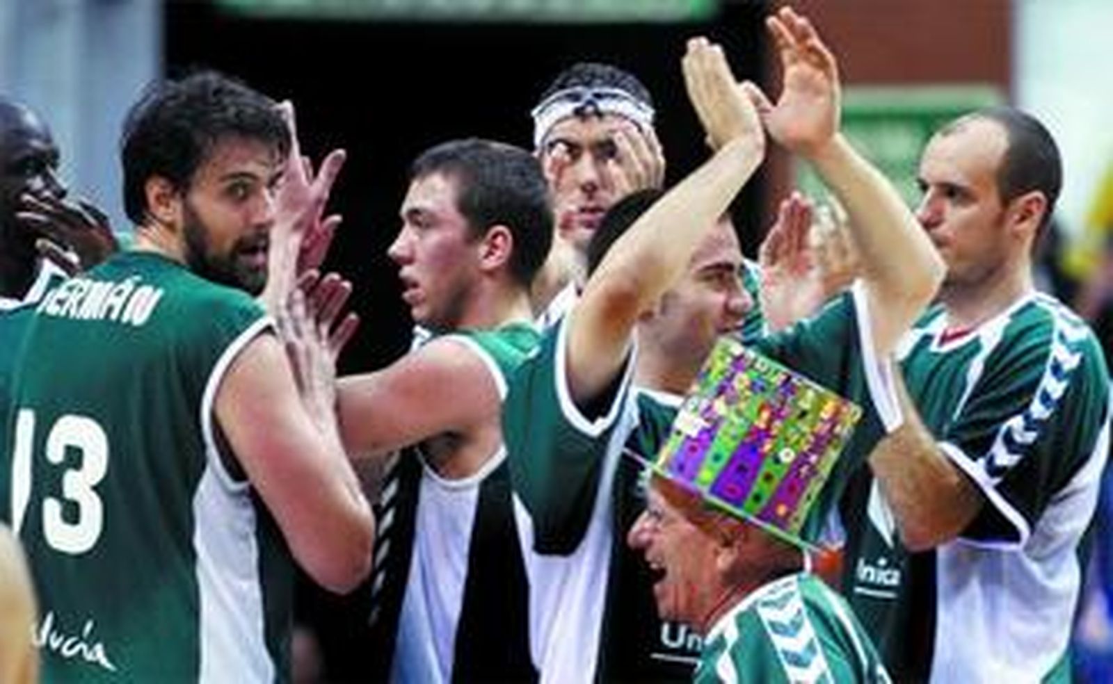 Los jugadores del Unicaja celebran el triunfo ante el Grupo Capitol.