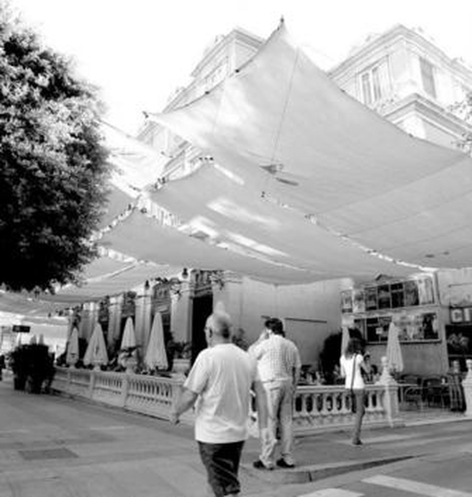 El Teatro Cervantes, con el entoldado para paliar el calor en el Paseo de Almería.