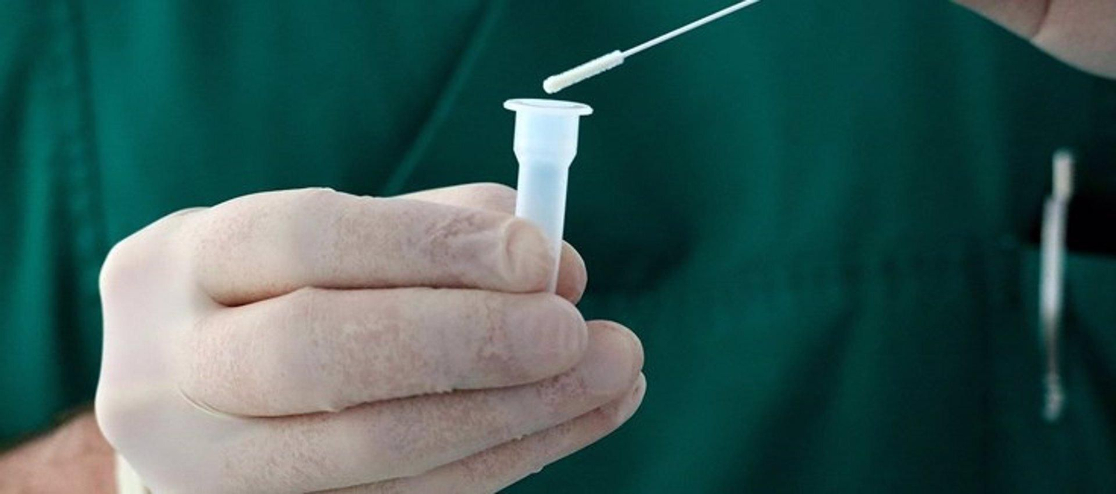 Sanitario analizando una prueba de Covid