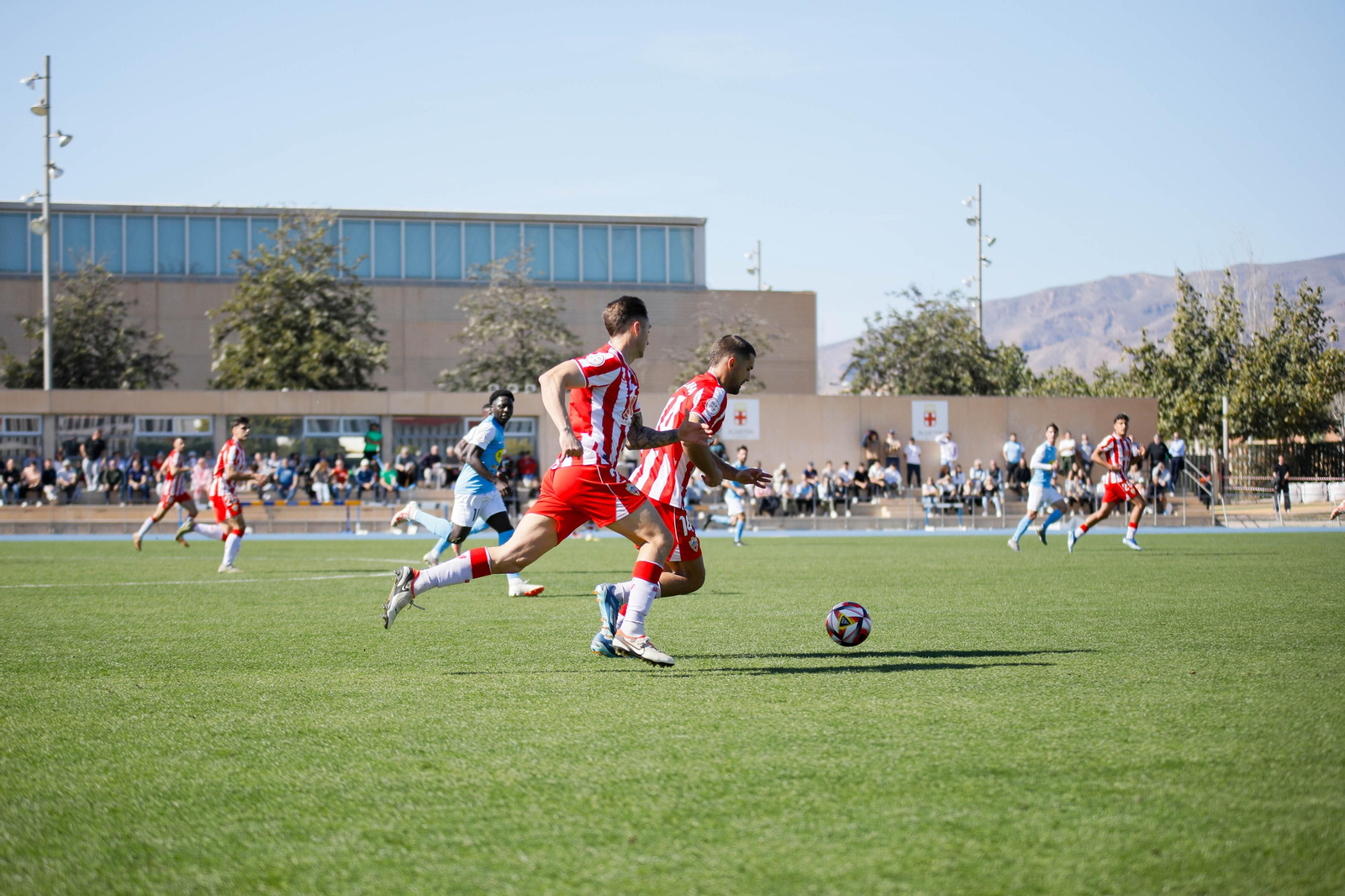 El rojiblanco Luis Lara se va en carrera mientras Peñalver le dobla en banda en un partido de este curso.