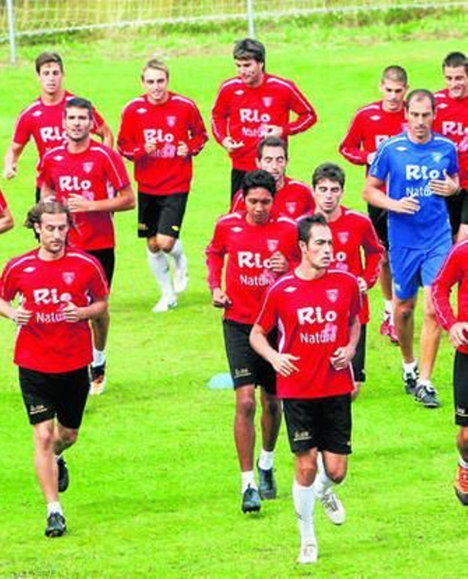 La plantilla del Lugo realiza carrera continua durante una sesión de entrenamiento.