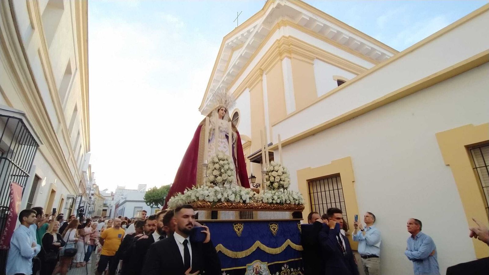 La Virgen de la Salud, tras la salida de la Iglesia de la Pastora.