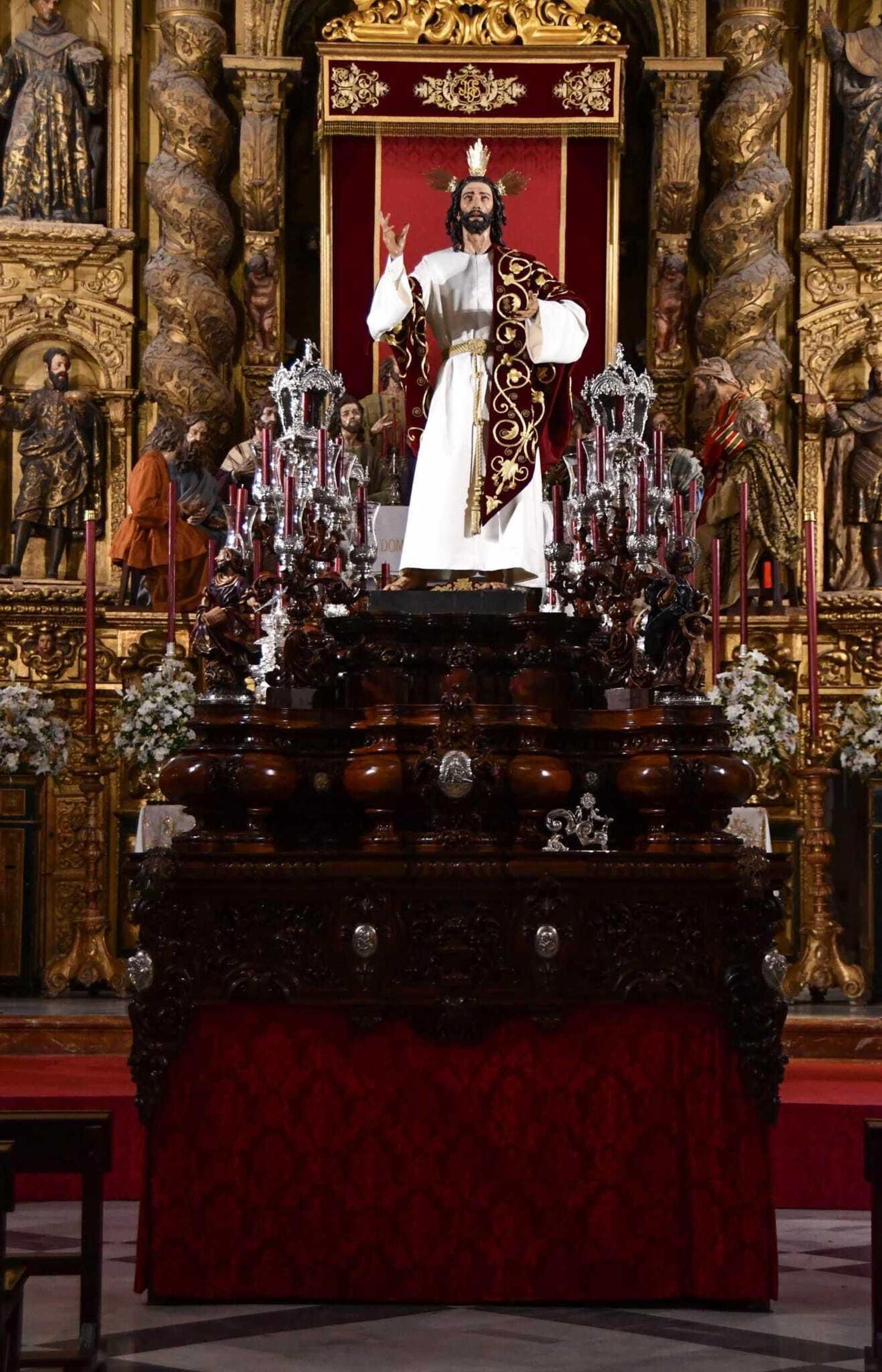 Procesiona sobre el paso del Señor de la Humildad y Paciencia