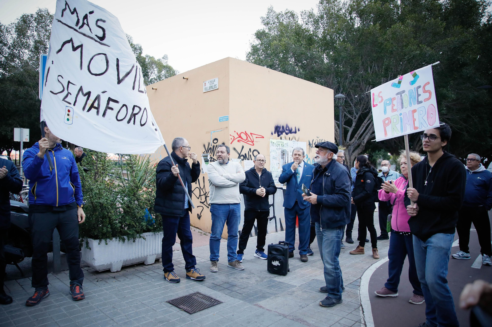 Imágenes de la protesta de los vecinos en la avenida del Mediterráneo  para reclamar paso de peatones con semáforo