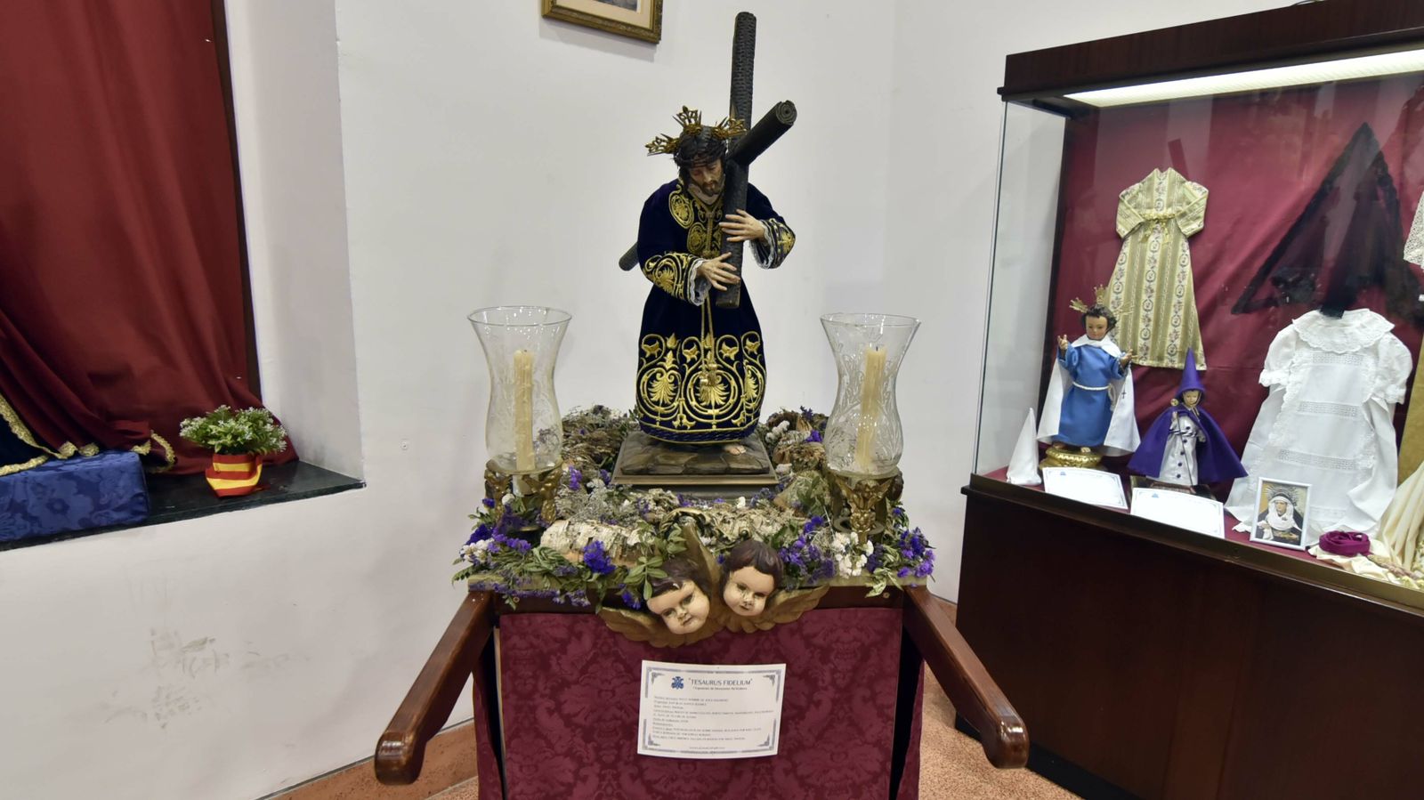 Las fotos de la exposicíon de Devociones Particulares en el Edificio Istmo - Comandancia