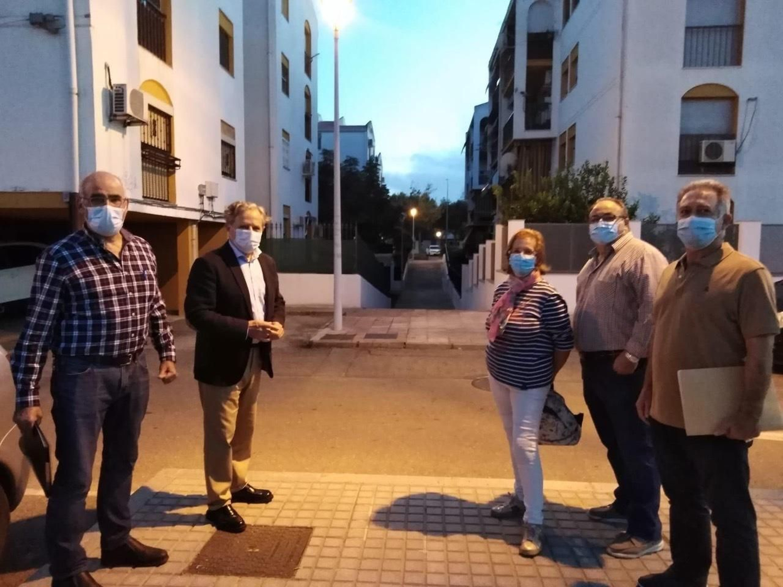 Fuentes, en el encuentro con los vecinos del Paseo de la Copla de Miralbaida.