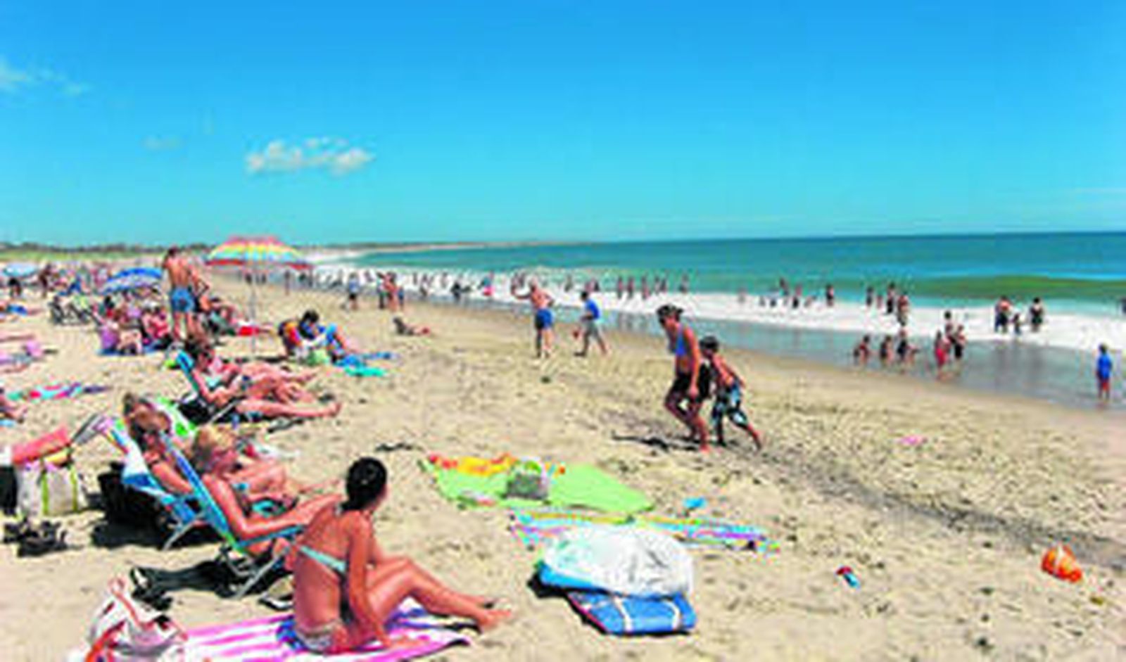 Cientos de bañistas disfrutan de un día de playa.