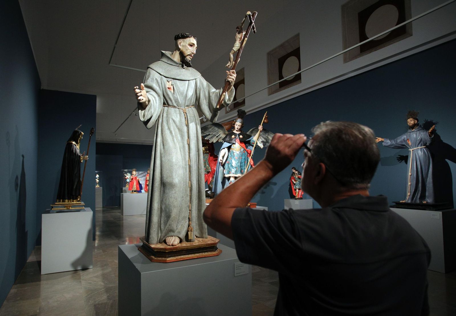 Un hombre observa una de las piezas de 'El otoño del barroco' en el Museo de Bellas Artes.