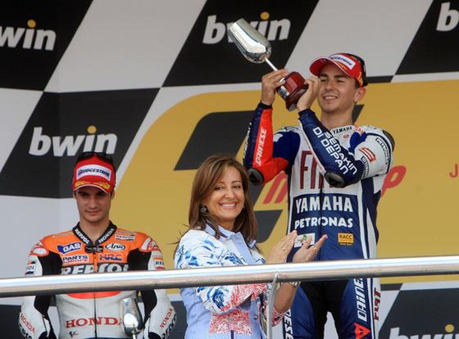 Jorge Lorenzo se impone a Pedrosa en una memorable última vuelta y se hace con su primera victoria en Jerez en la categoría de MotoGP. 

Foto: Juan Carlos Toro y Manuel Aranda