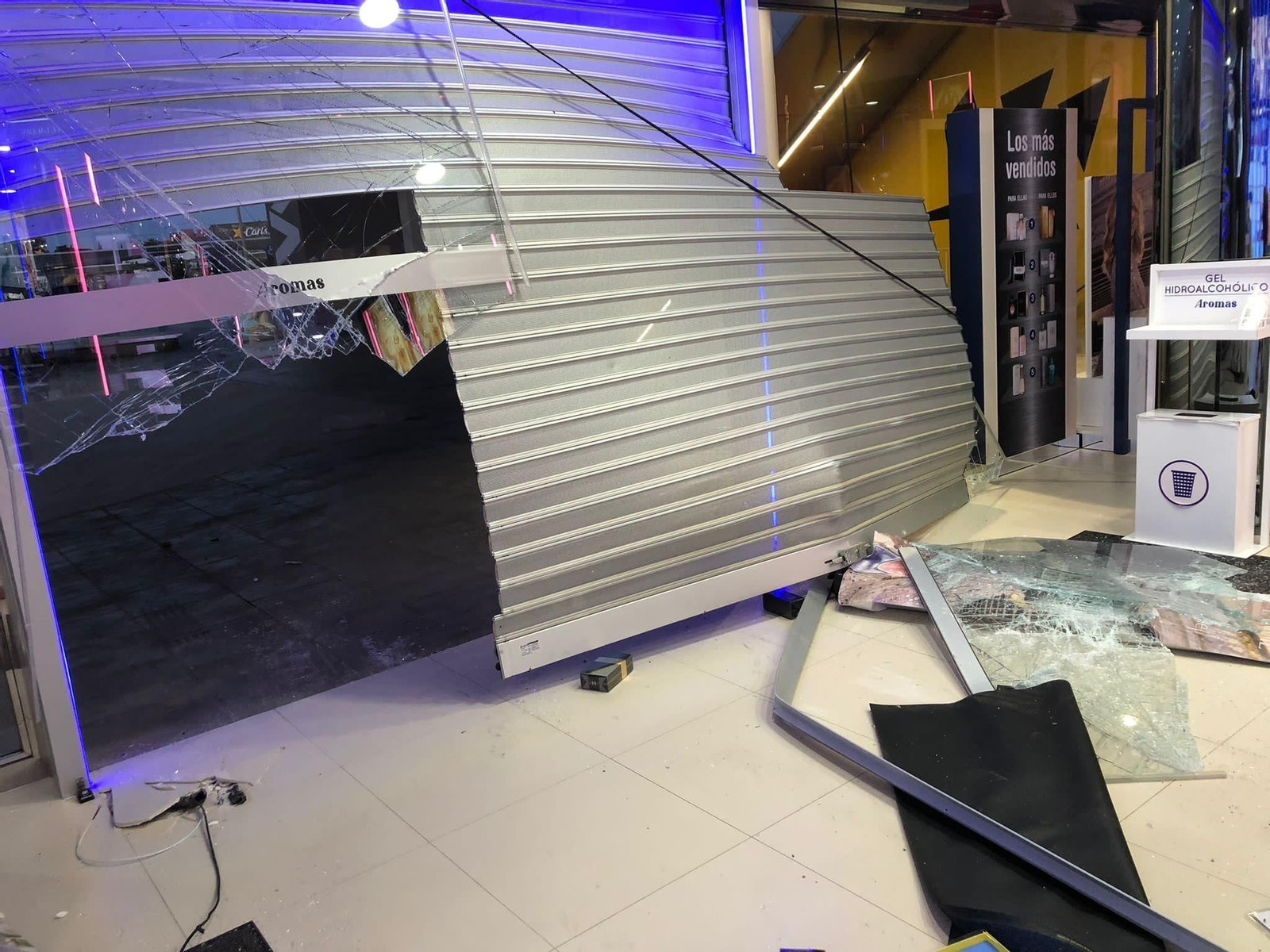 Estado en el que quedó la persiana del local tras el robo.