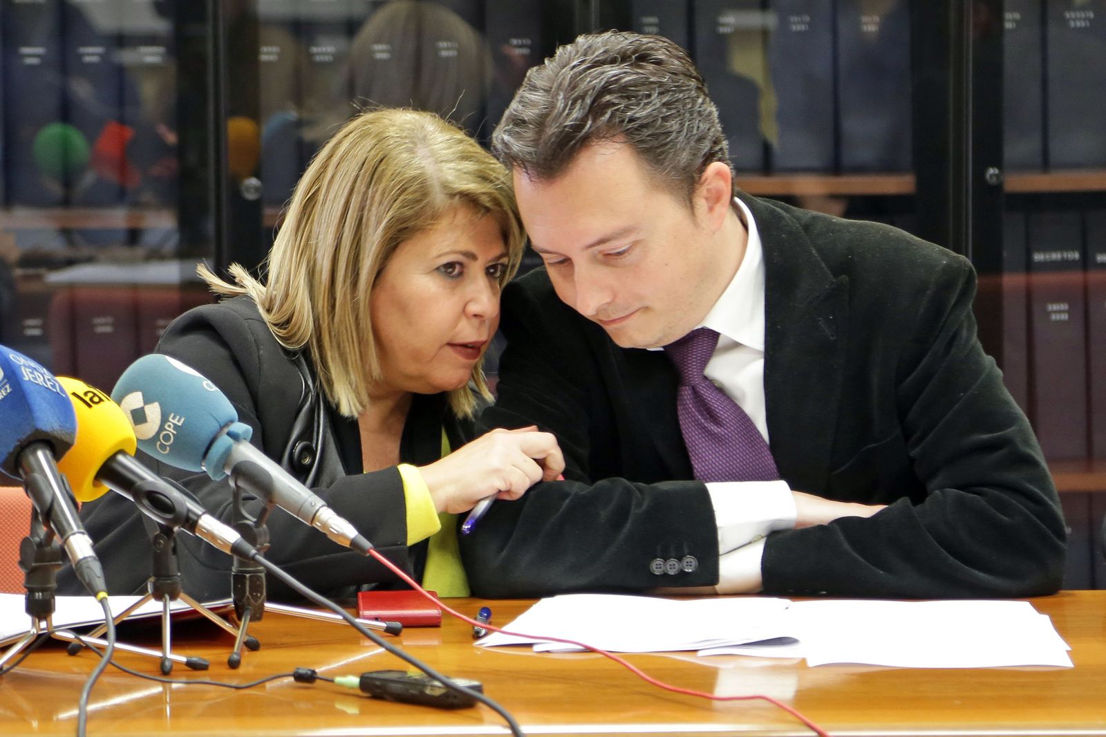 La alcaldesa, Mamen Sánchez, y el delegado de Economía, Santiago Galván, ayer durante la presentación del borrador de presupuestos.