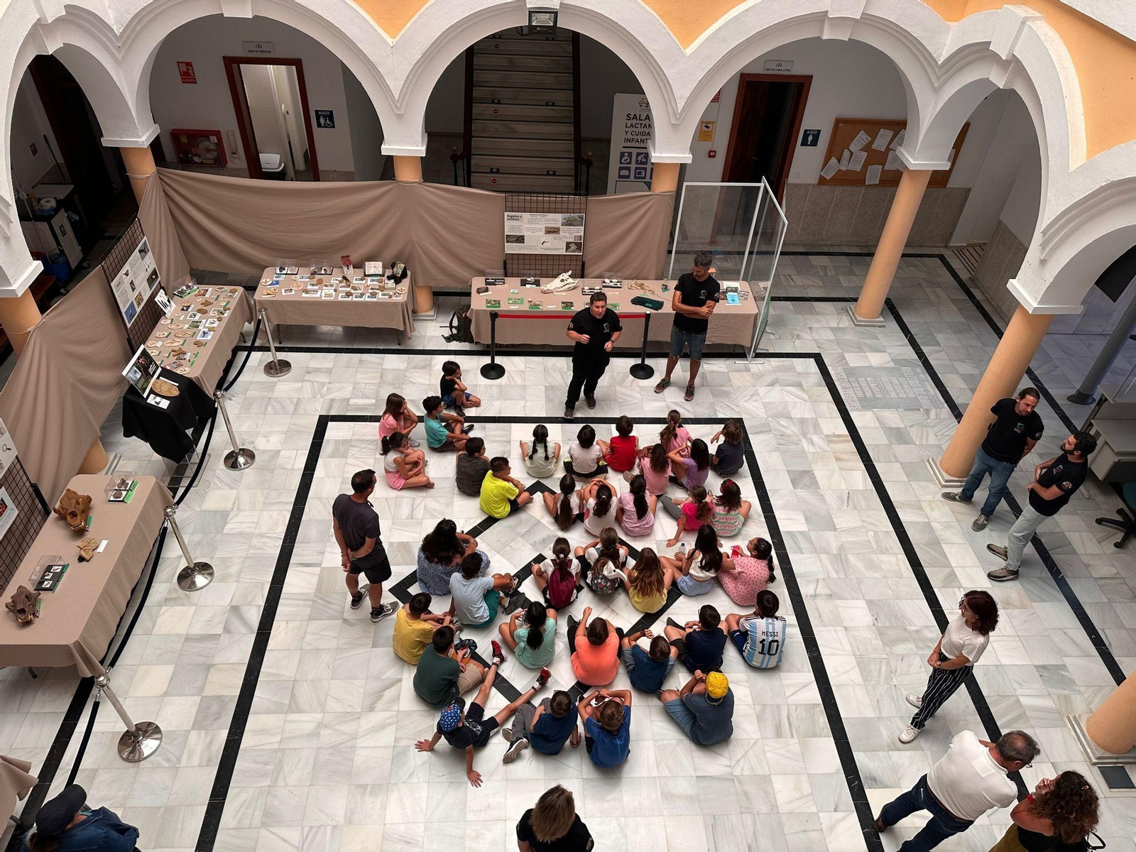 Charla informativa sobre la exposición 'Rastros y Huellas'  en el patio del Ayuntamiento de Rincón de la Victoria