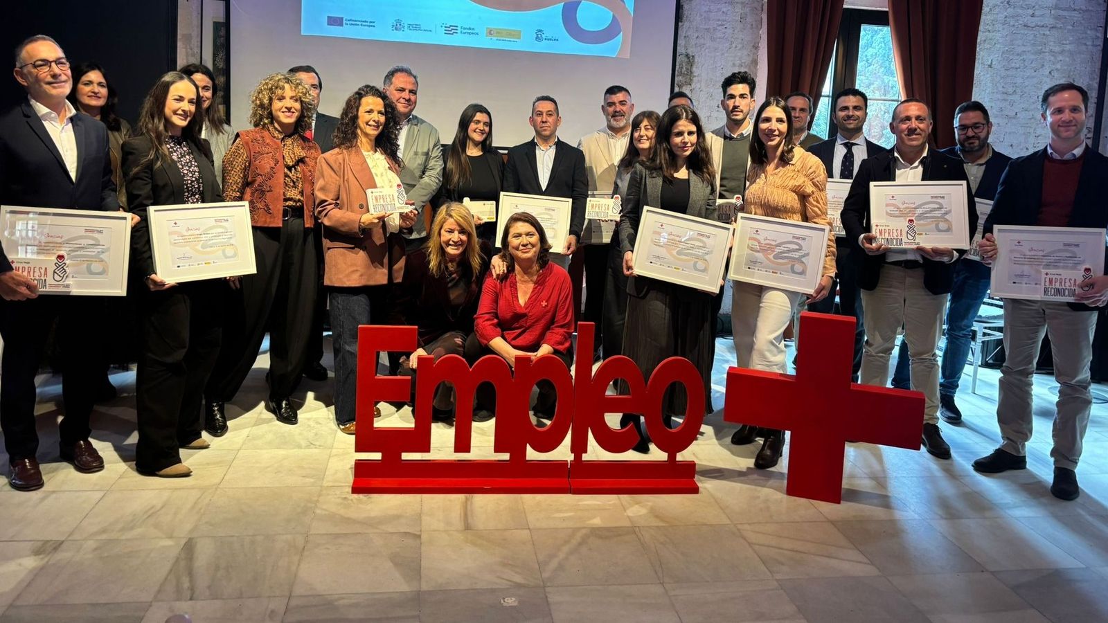 Foto de familia con las empresas reconocidas por Cruz Roja en Huelva.