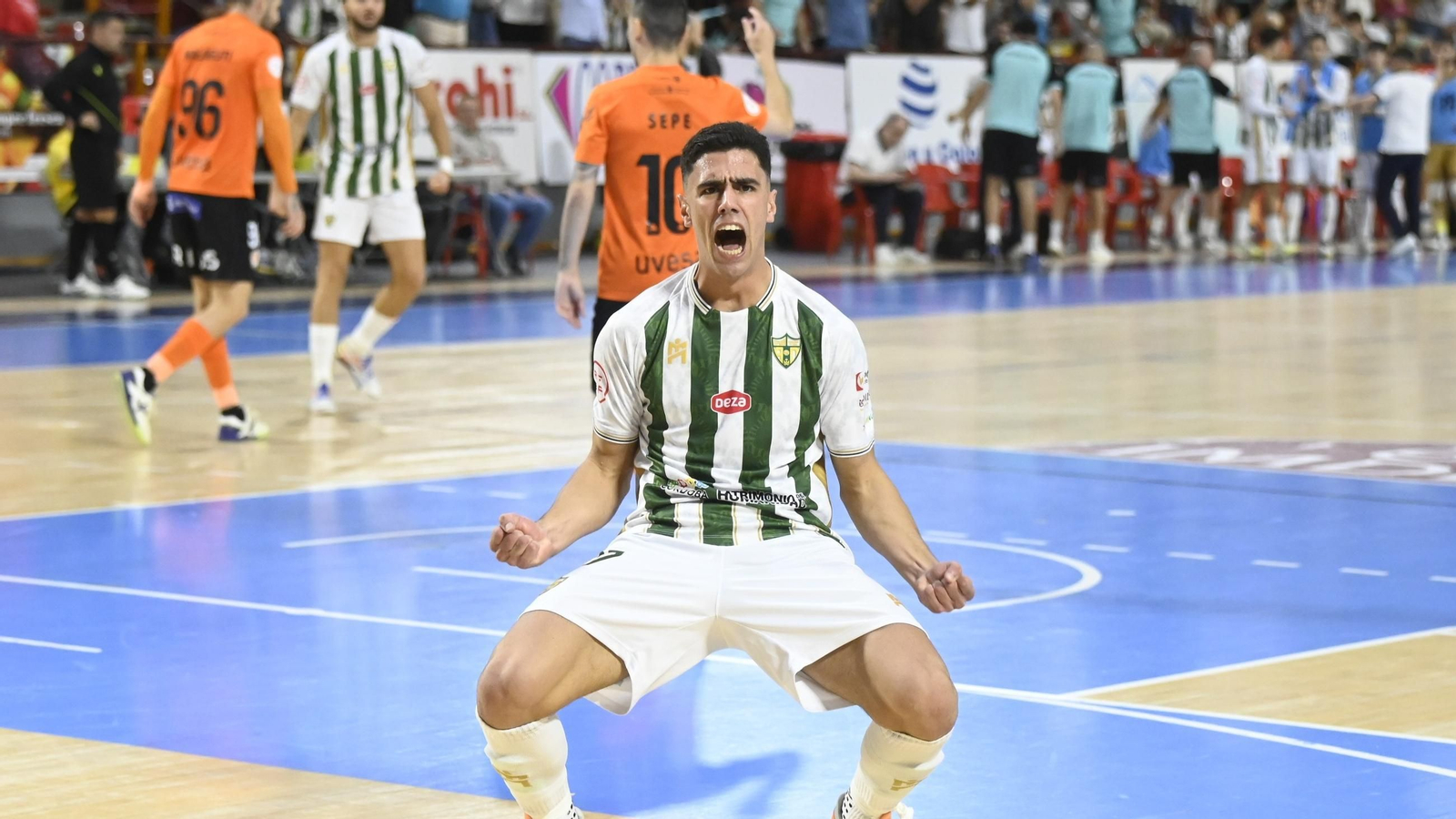 Carlos Gómez celebra con euforia el primer gol del Córdoba Futsal ante el Ribera Navarra.